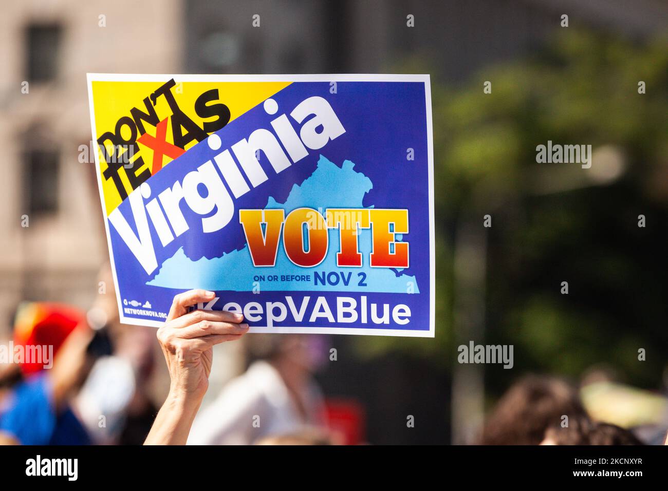 Un manifestant tient un panneau exhortant Virgians à voter démocrate lors du rassemblement de la Marche des femmes pour la justice pour l'avortement à Washington, DC. Les élections de 2021 en Virginie sont considérées par beaucoup comme un indicateur des préférences des électeurs lors des élections de mi-mandat de 2022. Les manifestants de mars exigent que le gouvernement américain protège les droits génésiques des femmes et leur accès à l'avortement dans tout le pays. Plus précisément, ils demandent au Congrès d'adopter la loi sur la protection de la santé des femmes (WHPA) et CHAQUE loi, qui garantissent l'accès à l'avortement et exigent qu'il soit couvert par une assurance. Plus de 600 manifestations satellites sont en train de se produire nationwi Banque D'Images Un manifestant tient un panneau exhortant Virgians à voter démocrate lors du rassemblement de la Marche des femmes pour la justice pour l'avortement à Washington, DC. Les élections de 2021 en Virginie sont considérées par beaucoup comme un indicateur des préférences des électeurs lors des élections de mi-mandat de 2022. Les manifestants de mars exigent que le gouvernement américain protège les droits génésiques des femmes et leur accès à l'avortement dans tout le pays. Plus précisément, ils demandent au Congrès d'adopter la loi sur la protection de la santé des femmes (WHPA) et CHAQUE loi, qui garantissent l'accès à l'avortement et exigent qu'il soit couvert par une assurance. Plus de 600 manifestations satellites sont en train de se produire nationwi Banque D'Images