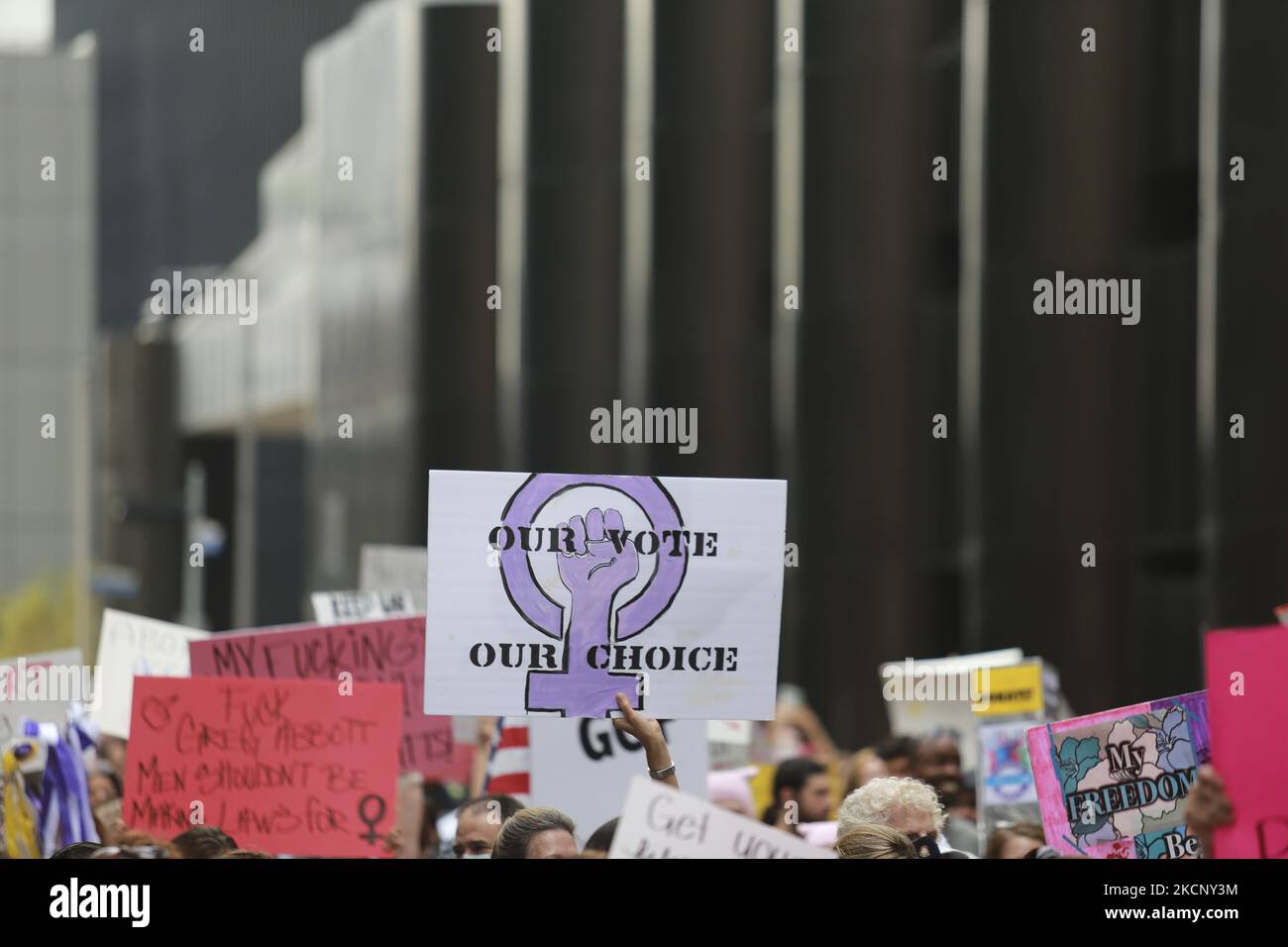 Samedi, 2 octobre, à 9am ans, des marches féminines ont eu lieu dans tout le pays. À Houston, au Texas, la police a fermé les routes et des milliers de manifestants ont défilé de Discovery Green Park à l'hôtel de ville, en opposition au projet de loi du Sénat 8, le projet de loi controversé qui interdit tout avortement au Texas après six semaines de grossesse. La marche a été animée par de nombreux leaders sociaux importants dans la ville, dont la députée Sylvia Garcia et plus tard le maire de Houston, Sylvester Turner, qui a pris la parole après la marche. (Photo de Reginald Mathalone/NurPhoto) Banque D'Images