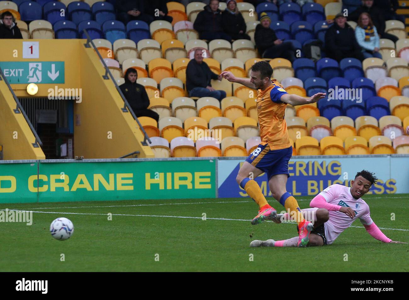 . Ollie Clarke de Mansfield Town en action avec Remeao Hutton de Barrow lors du match Sky Bet League 2 entre Mansfield Town et Barrow au One Call Stadium, Mansfield, le samedi 2nd octobre 2021. (Photo de Mark Fletcher/MI News/NurPhoto) Banque D'Images