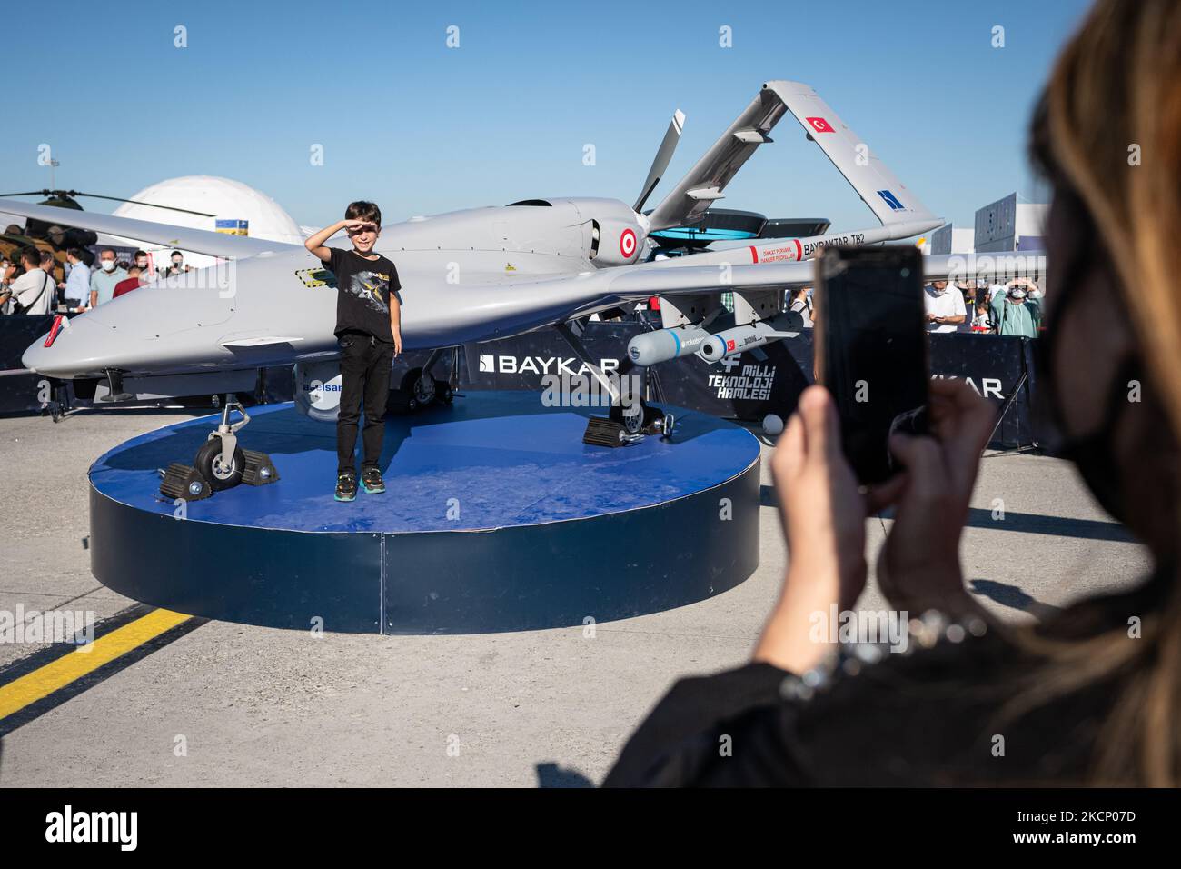 Le 26 septembre 2021, des milliers de citoyens turcs ont visité l'événement Teknofest 2021 d'Istanbul, où les secteurs des armes et de la technologie de la Turquie ont exposé des drones de fabrication nationale, des UAV de surveillance, des véhicules blindés ainsi que le TOGG, le projet de voiture électrique indigène de Turquie. Au-dessus, les enfants se posent devant le drone Bayraktar TB2. (Photo de Diego Cupolo/NurPhoto) Banque D'Images