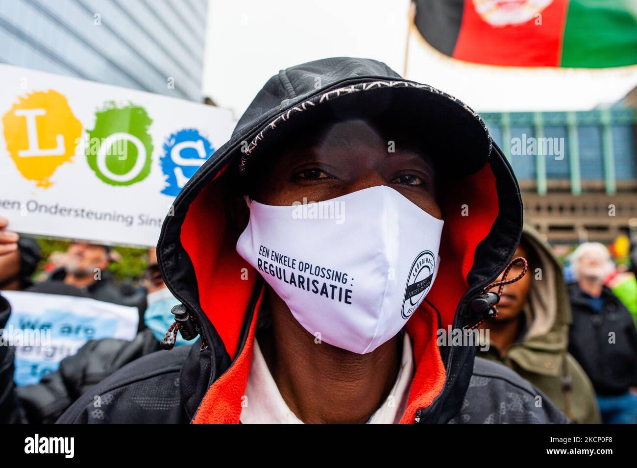 Un homme porte un masque buccal avec un message en faveur des immigrés clandestins, lors de la manifestation "We are Belgium too" organisée à Bruxelles, sur 3 octobre 2021. (Photo par Romy Arroyo Fernandez/NurPhoto) Banque D'Images