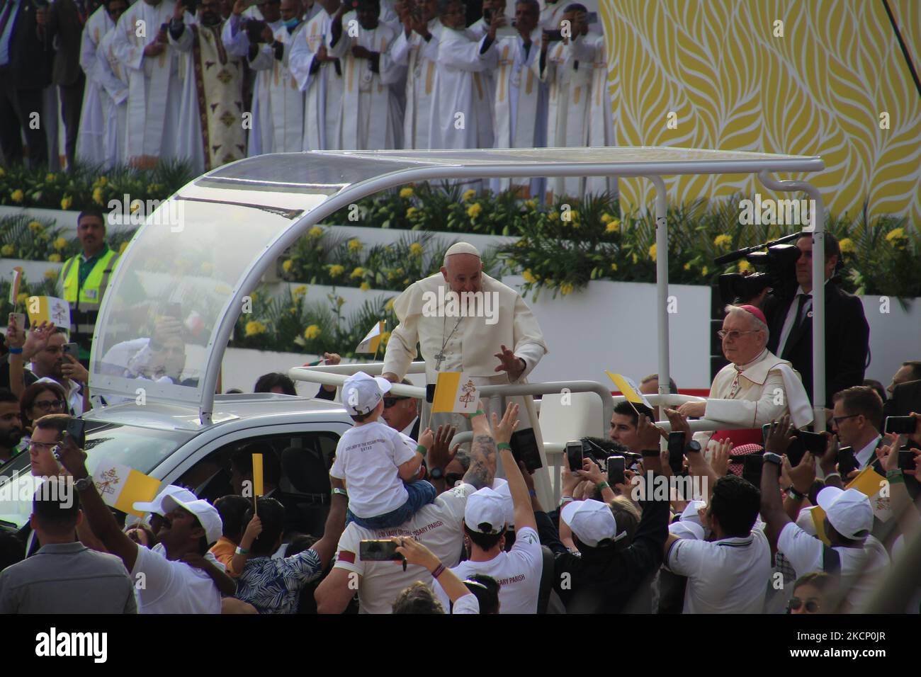 Rifa Al Gharbi, Bahreïn. 05th novembre 2022. François salue les fidèles de son Popemobile avant une messe au Stade National de Riffa. Selon les organisateurs, plus de 28 000 personnes de plus de 100 pays ont assisté à ce service. Credit: Cindy Riechau/dpa/Alay Live News Banque D'Images