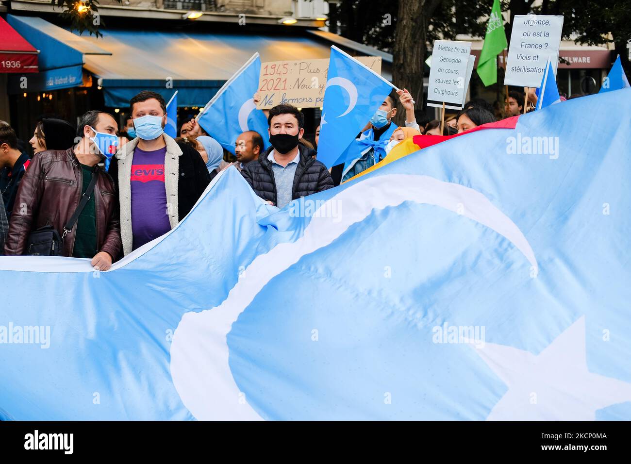 Les manifestants entourent le drapeau Uyghur, à Paris, en France, sur 2 octobre 2021. (Photo de Vincent Koebel/NurPhoto) Banque D'Images