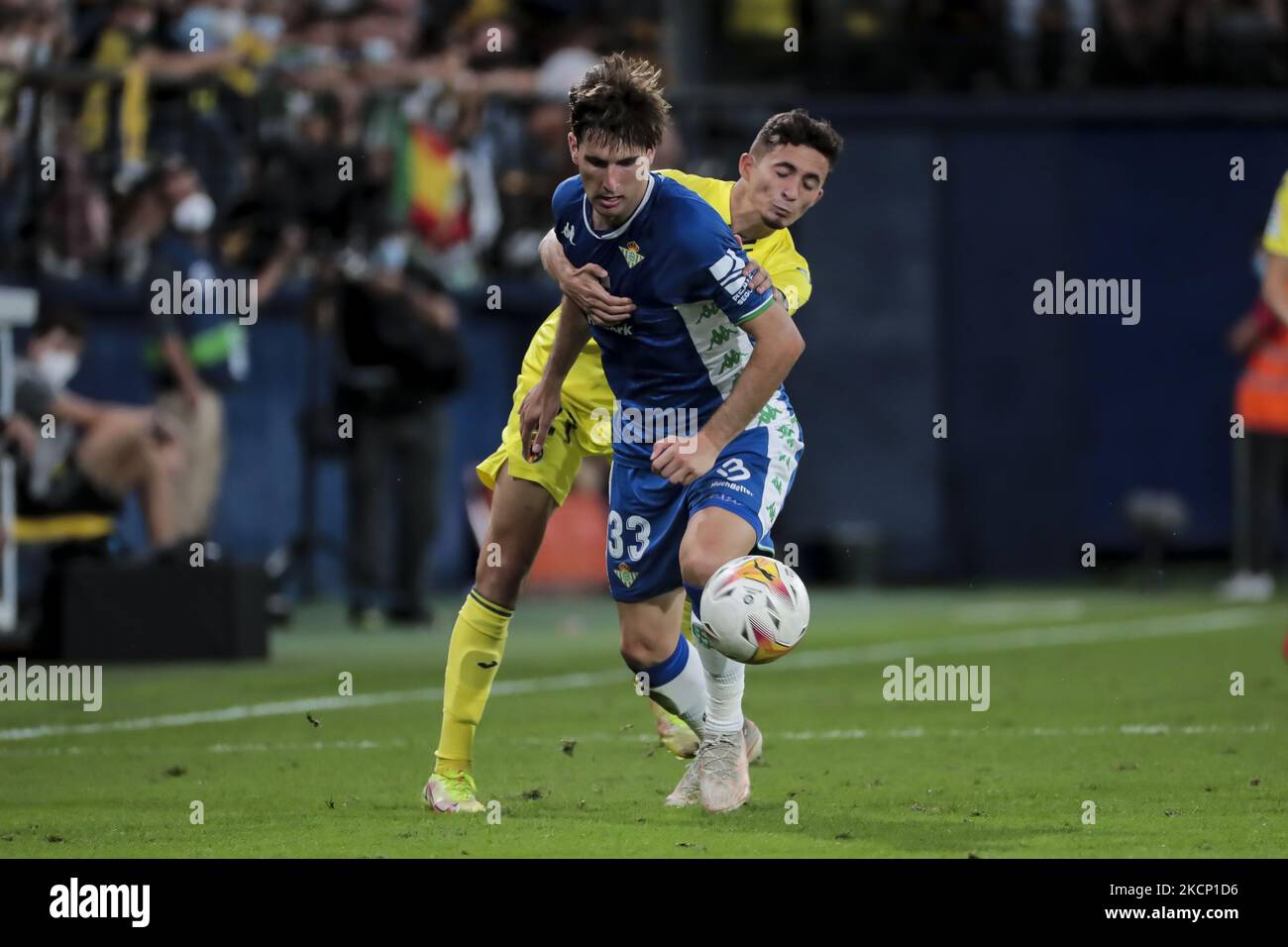 Juan Miranda de Real Betis Balompi et Yeremy Pino de Villarreal pendant le match de la Liga entre Villarreal CF et Real Betis Balompie au stade de la Ceramica sur 3 octobre 2021. (Photo de Jose Miguel Fernandez/NurPhoto) Banque D'Images