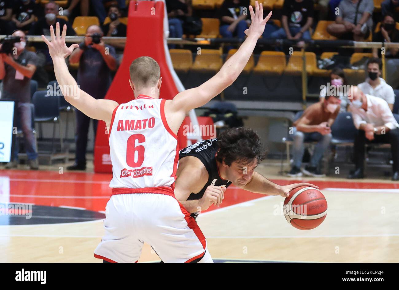 Milos Teodosic (Segafredo Virtus Bologna)(R) contrecarré par Andrea Amato (Openjobmestis Pallacanestro Varese) pendant la série A1 italien LBA championnat de basket-ball match Segafredo Virtus Bologna vs. Openjobmestis pallacanestro Varese au palais sportif de Paladozza - Bologne, 3 octobre 2021 (photo de Michele Nucci/LiveMedia/NurPhoto) Banque D'Images