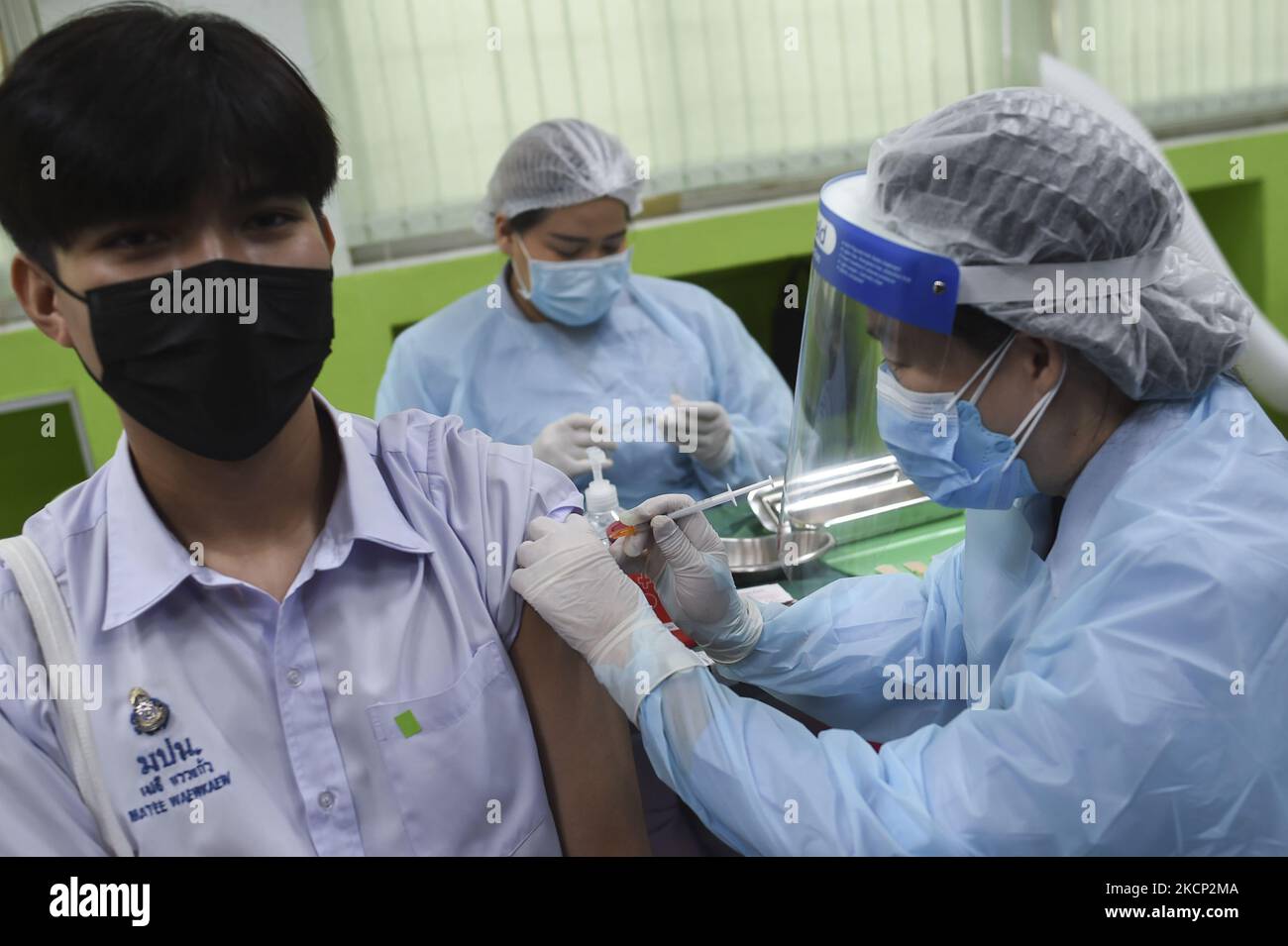 Un étudiant thaïlandais reçoit une dose de vaccin Pfizer lors du lancement d'une campagne de vaccination COVID-19 pour les étudiants de l'école secondaire de Prachaniwet à Bangkok, en Thaïlande, le 04 octobre 2021. (Photo par Anusak Laowilas/NurPhoto) Banque D'Images