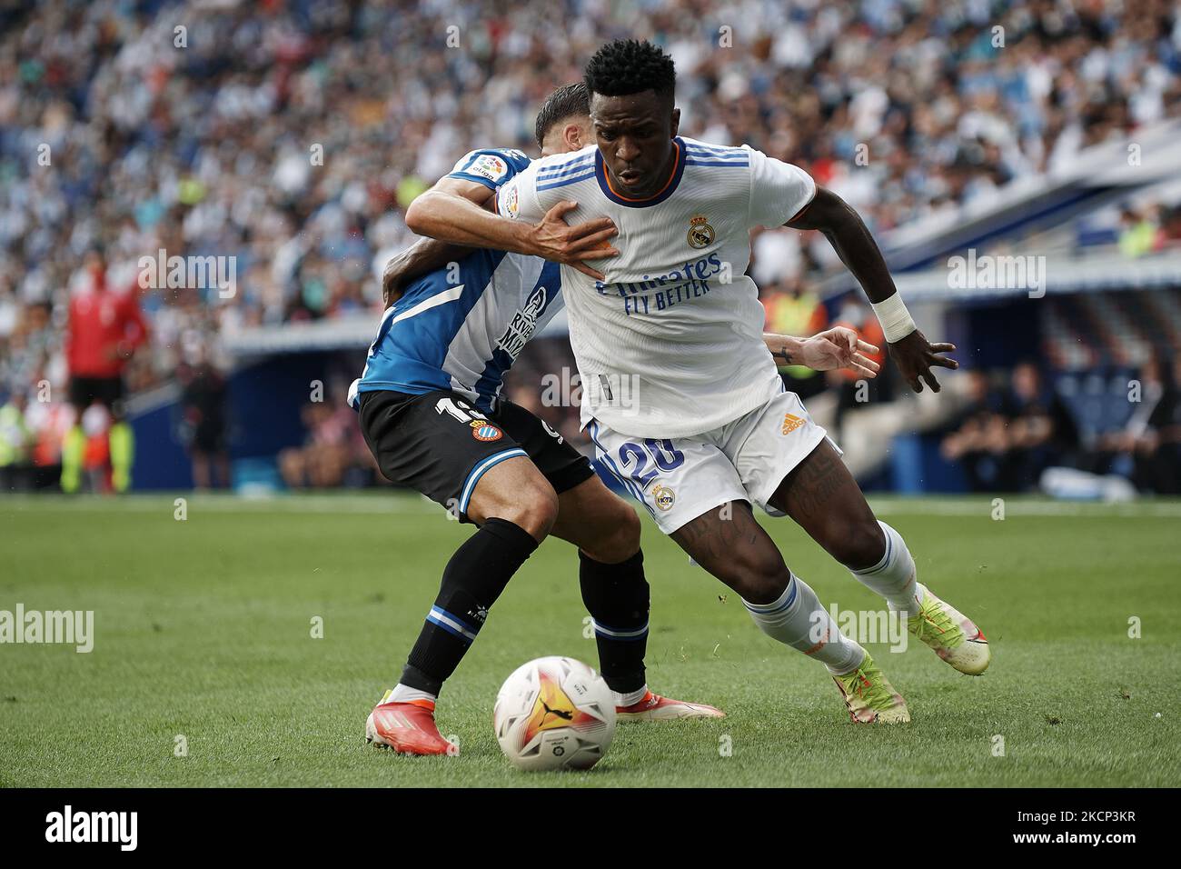 Vinicius Junior du Real Madrid et Oscar Gil d'Espanyol concourent pour le ballon lors du match de la Liga Santander entre le RCD Espanyol et le Real Madrid CF au stade RCDE sur 3 octobre 2021 à Barcelone, en Espagne. (Photo de Jose Breton/Pics action/NurPhoto) Banque D'Images