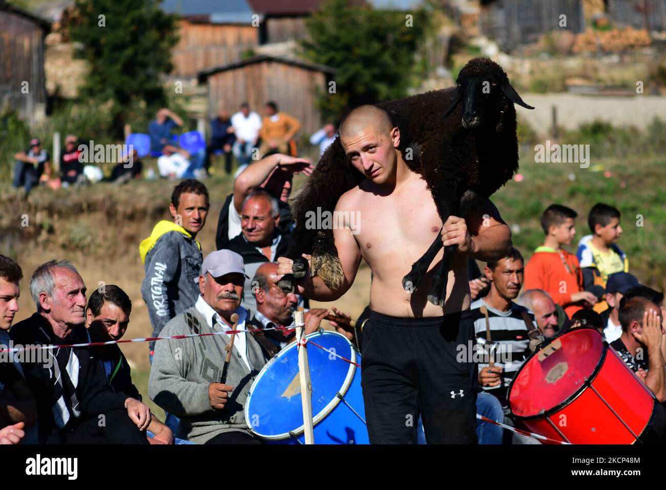 Le 03 octobre 2021, l'homme tient un bélier pour gagner un jeu de lutte  lors du rituel de circoncision traditionnel dans le village de Ribnovo,  dans la montagne de Rhodope, en Bulgarie.
