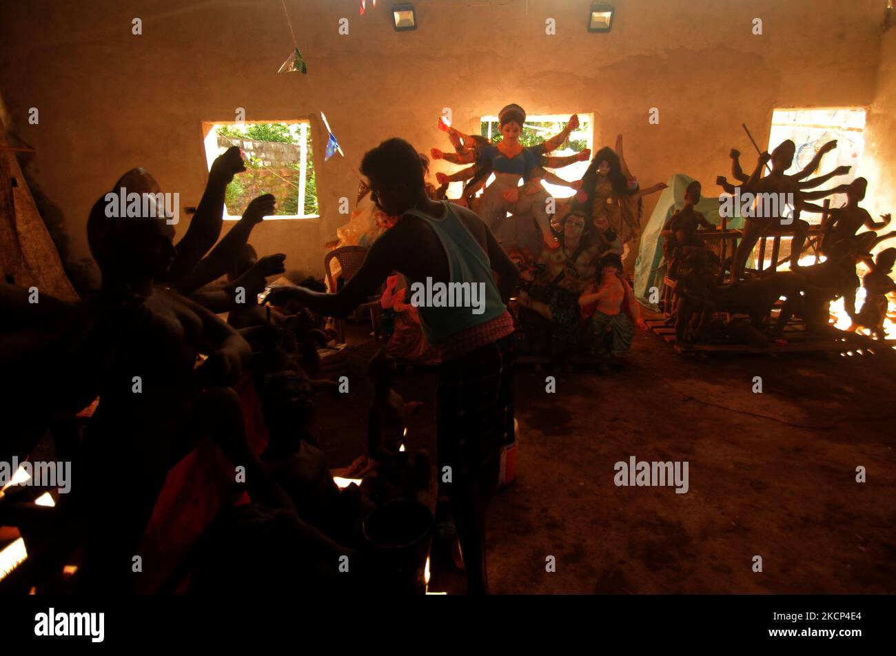 Les créateurs d'images sont vus à leur atelier alors qu'ils sont occupés dans les travaux de préparation de la déesse indienne Durga idols avant le festival Durga puja et Dussehera dans l'est de l'état indien Odisha capitale de Bhubaneswar (photo par STR/NurPhoto) Banque D'Images