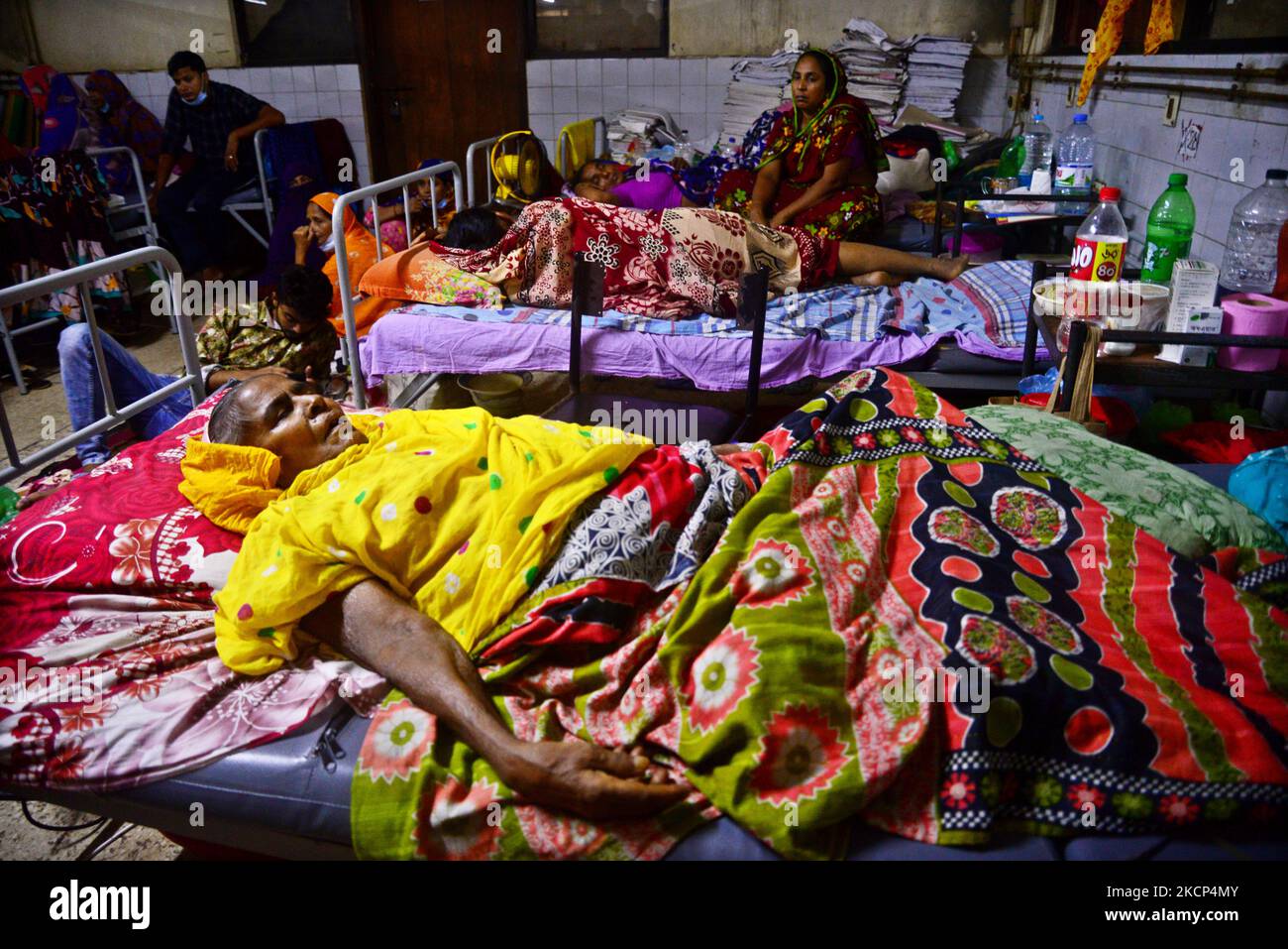 Les patients bangladais sont vus dans la salle générale de l'Institut national des maladies cardiovasculaires et de l'hôpital de Dhaka, au Bangladesh, on 4 octobre 2021 (photo de Mamunur Rashid/NurPhoto) Banque D'Images