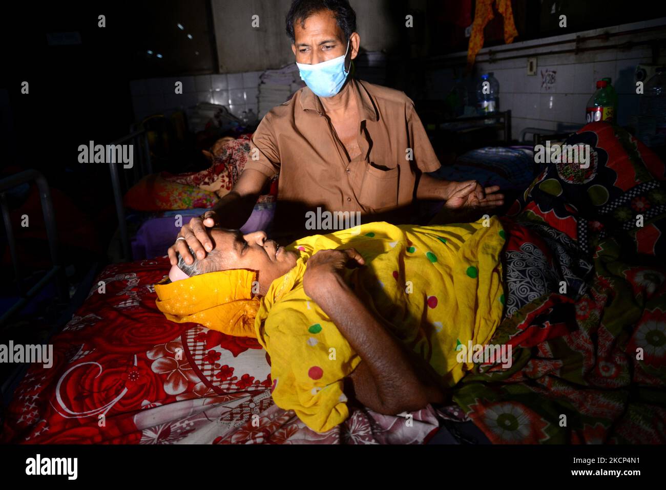 Les patients bangladais sont vus dans la salle générale de l'Institut national des maladies cardiovasculaires et de l'hôpital de Dhaka, au Bangladesh, on 4 octobre 2021 (photo de Mamunur Rashid/NurPhoto) Banque D'Images