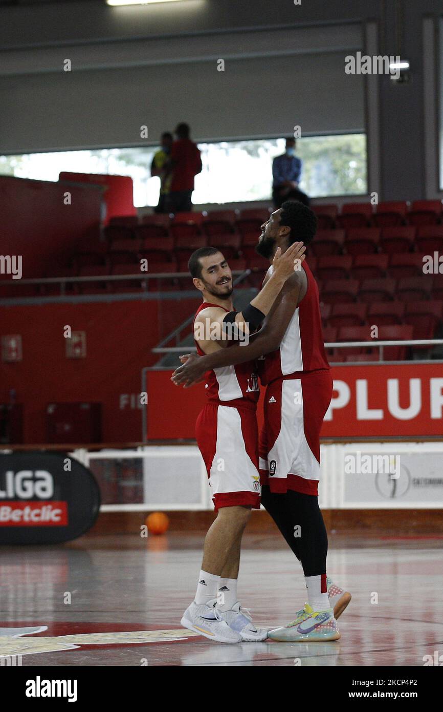 José Barbosa et James Farr célèbrent un bruiteur lors du match de la Ligue Placard entre SL Benfica et Vitória SC, au Pavilhão FIdelidade, Lisboa, Portugal, 05, Octobre 2021 (photo de João Rico/NurPhoto) Banque D'Images
