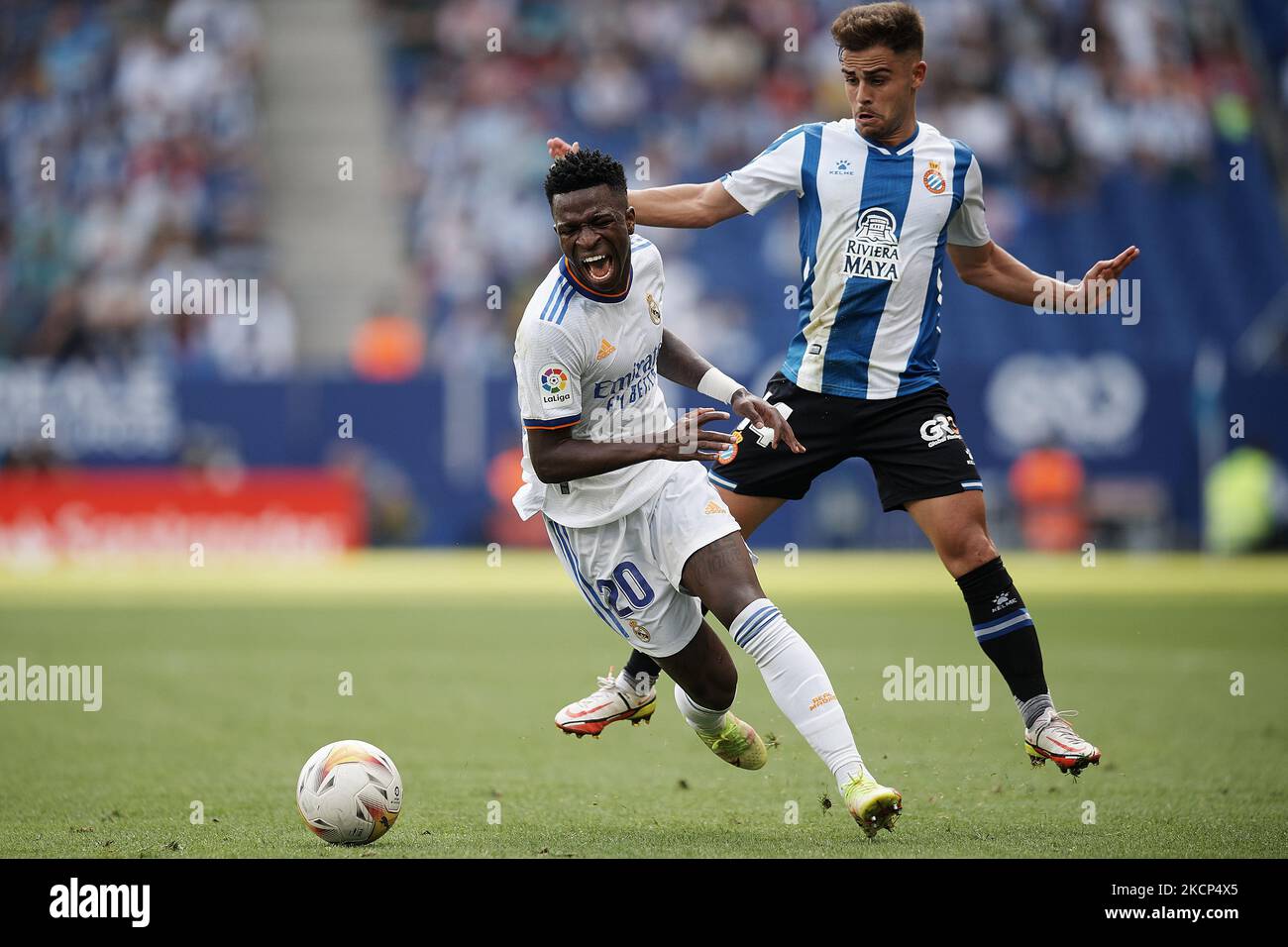 Vinicius Junior du Real Madrid et Oscar Melendo d'Espanyol se battent pour le ballon lors du match de la Liga Santander entre le RCD Espanyol et le Real Madrid CF au stade RCDE sur 3 octobre 2021 à Barcelone, Espagne. (Photo de Jose Breton/Pics action/NurPhoto) Banque D'Images