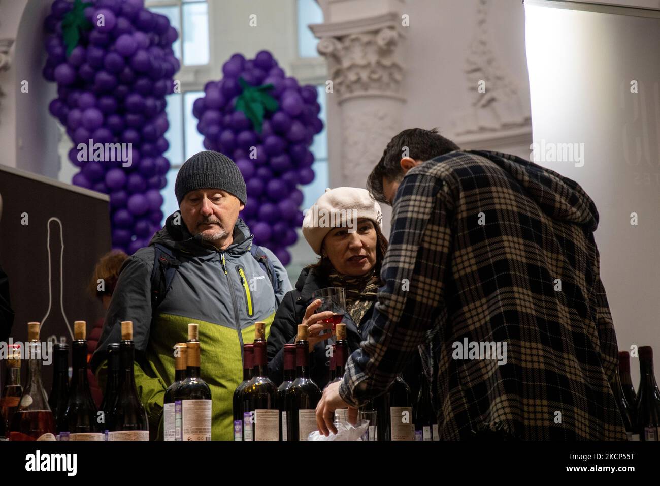 Moscou, Russie. 4th novembre, 2022 visiteurs goûtent les vins arméniens au festival des vins et spiritueux 'Armwinefest 2022' dans le pavillon Arménie du centre d'exposition VDNH à Moscou, Russie Banque D'Images