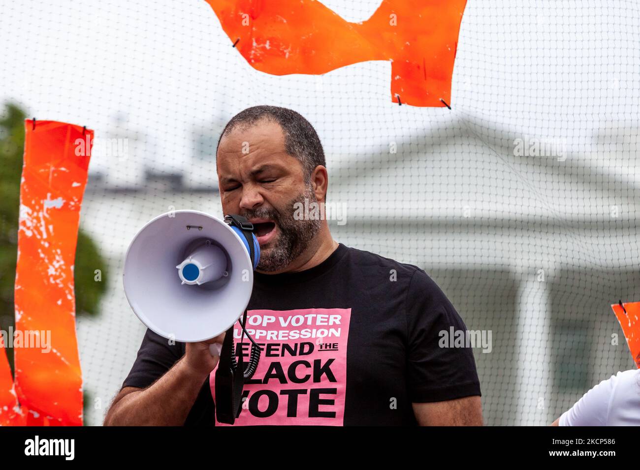 Ben jaloux, président de la People for the American Way, prononce un discours passionné sur la nécessité d’une protection fédérale du droit de vote lors d’un rassemblement à la Maison-Blanche exigeant que l’administration Biden exerce des pressions sur le Congrès pour qu’il s’oppose aux restrictions électorales des États. (Photo d'Allison Bailey/NurPhoto) Banque D'Images Ben jaloux, président de la People for the American Way, prononce un discours passionné sur la nécessité d’une protection fédérale du droit de vote lors d’un rassemblement à la Maison-Blanche exigeant que l’administration Biden exerce des pressions sur le Congrès pour qu’il s’oppose aux restrictions électorales des États. (Photo d'Allison Bailey/NurPhoto) Banque D'Images