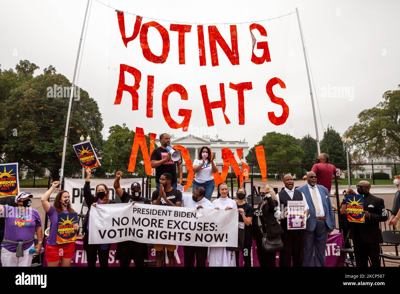 Ben jaloux, président du People for the American Way (en haut à gauche), et Virginia Kase Solomon, PDG de la Ligue des électrices (en haut à droite), dirigent un rassemblement exigeant que l'Administration Biden prenne l'initiative sur le droit de vote et pousse le Congrès à adopter une législation protégeant le droit de vote. (Photo d'Allison Bailey/NurPhoto) Banque D'Images Ben jaloux, président du People for the American Way (en haut à gauche), et Virginia Kase Solomon, PDG de la Ligue des électrices (en haut à droite), dirigent un rassemblement exigeant que l'Administration Biden prenne l'initiative sur le droit de vote et pousse le Congrès à adopter une législation protégeant le droit de vote. (Photo d'Allison Bailey/NurPhoto) Banque D'Images
