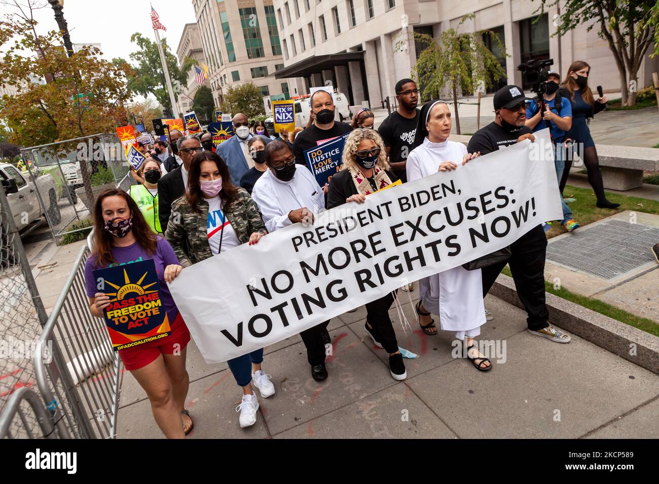 Les militants des droits de vote défilent à travers la Black Lives Matter Plaza en route vers la Maison Blanche pour exiger que l'Administration Biden prenne l'initiative sur les droits de vote et fait pression sur le Congrès pour qu'il vote une législation protégeant le droit de vote. (Photo d'Allison Bailey/NurPhoto) Banque D'Images Les militants des droits de vote défilent à travers la Black Lives Matter Plaza en route vers la Maison Blanche pour exiger que l'Administration Biden prenne l'initiative sur les droits de vote et fait pression sur le Congrès pour qu'il vote une législation protégeant le droit de vote. (Photo d'Allison Bailey/NurPhoto) Banque D'Images