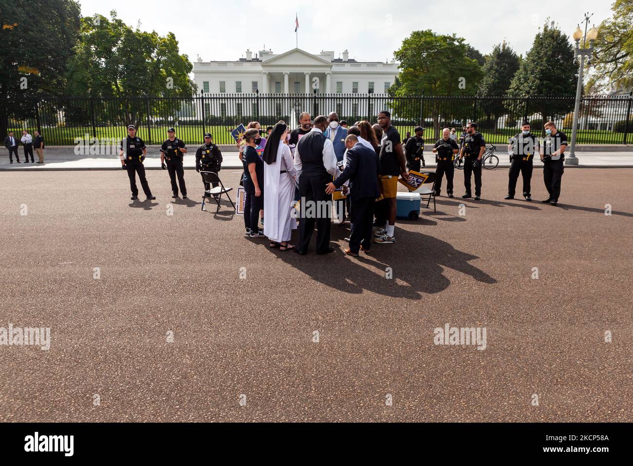 Les militants du droit de vote risquent d'être arrêtés à la Maison Blanche dans le cadre d'une action de désobéissance civile pour exiger que l'Administration Biden prenne l'initiative du droit de vote et fait pression sur le Congrès pour qu'il vote une législation protégeant le droit de vote. (Photo d'Allison Bailey/NurPhoto) Banque D'Images Les militants du droit de vote risquent d'être arrêtés à la Maison Blanche dans le cadre d'une action de désobéissance civile pour exiger que l'Administration Biden prenne l'initiative du droit de vote et fait pression sur le Congrès pour qu'il vote une législation protégeant le droit de vote. (Photo d'Allison Bailey/NurPhoto) Banque D'Images