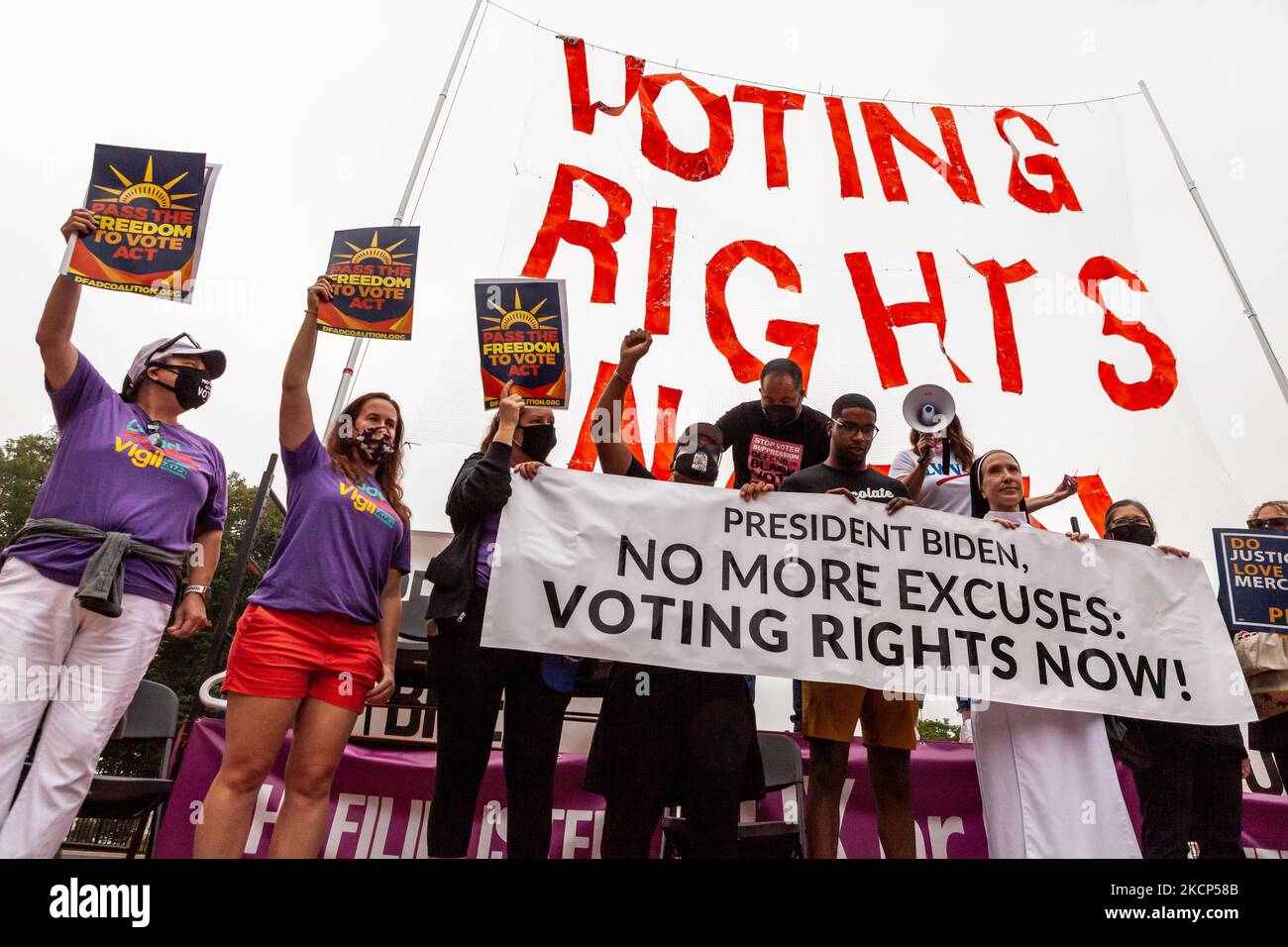 Les militants se rassemblent à la Maison Blanche, demandant à l'Administration Biden de prendre l'initiative sur le droit de vote et de faire pression sur le Congrès pour qu'il vote une législation protégeant le droit de vote. (Photo d'Allison Bailey/NurPhoto) Banque D'Images Les militants se rassemblent à la Maison Blanche, demandant à l'Administration Biden de prendre l'initiative sur le droit de vote et de faire pression sur le Congrès pour qu'il vote une législation protégeant le droit de vote. (Photo d'Allison Bailey/NurPhoto) Banque D'Images