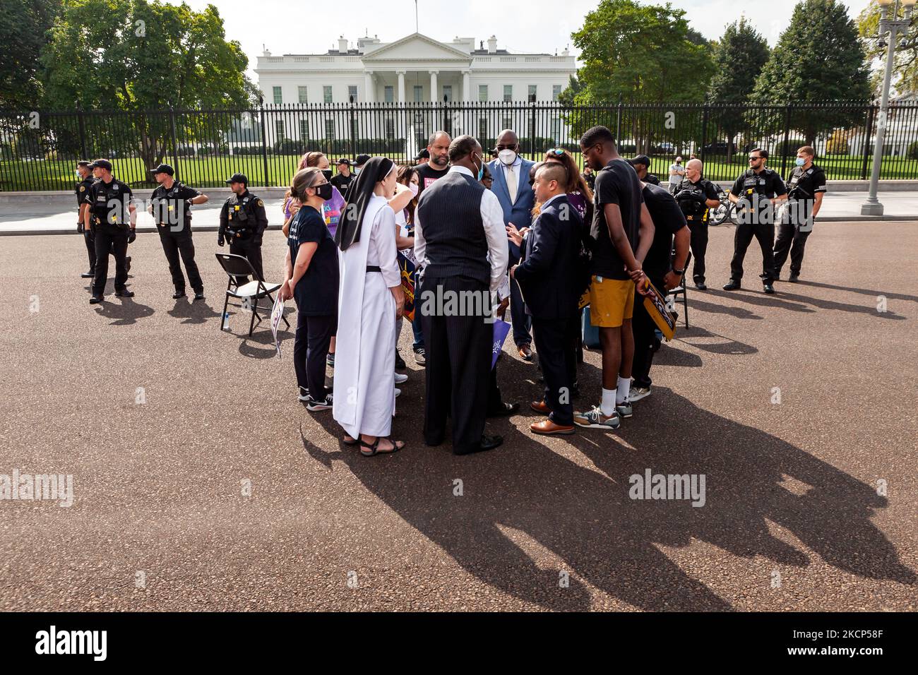 Les militants du droit de vote risquent d'être arrêtés à la Maison Blanche dans le cadre d'une action de désobéissance civile pour exiger que l'Administration Biden prenne l'initiative du droit de vote et fait pression sur le Congrès pour qu'il vote une législation protégeant le droit de vote. (Photo d'Allison Bailey/NurPhoto) Banque D'Images Les militants du droit de vote risquent d'être arrêtés à la Maison Blanche dans le cadre d'une action de désobéissance civile pour exiger que l'Administration Biden prenne l'initiative du droit de vote et fait pression sur le Congrès pour qu'il vote une législation protégeant le droit de vote. (Photo d'Allison Bailey/NurPhoto) Banque D'Images