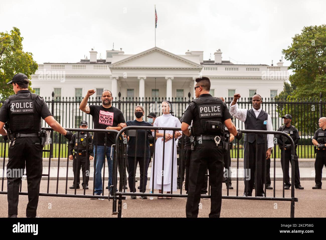 La police du Service secret des États-Unis a mis en place des barricades alors qu'elle se prépare à arrêter les militants des droits de vote lors d'une action de désobéissance civile à la Maison Blanche. Les activistes exigent que l'Administration Biden prenne l'initiative en matière de droit de vote et qu'elle exerce des pressions sur le Congrès pour qu'il vote une législation protégeant le droit de vote. Rangée centrale, de gauche à droite : Ben jaloux des gens pour la voie américaine, Noelle Damico du cercle des travailleurs, sœur Quincy Howard de la démocratie fidèle, Cliff Albright des électeurs noirs comptent, et le Pasteur Lewis Logan. (Photo d'Allison Bailey/NurPhoto) Banque D'Images La police du Service secret des États-Unis a mis en place des barricades alors qu'elle se prépare à arrêter les militants des droits de vote lors d'une action de désobéissance civile à la Maison Blanche. Les activistes exigent que l'Administration Biden prenne l'initiative en matière de droit de vote et qu'elle exerce des pressions sur le Congrès pour qu'il vote une législation protégeant le droit de vote. Rangée centrale, de gauche à droite : Ben jaloux des gens pour la voie américaine, Noelle Damico du cercle des travailleurs, sœur Quincy Howard de la démocratie fidèle, Cliff Albright des électeurs noirs comptent, et le Pasteur Lewis Logan. (Photo d'Allison Bailey/NurPhoto) Banque D'Images
