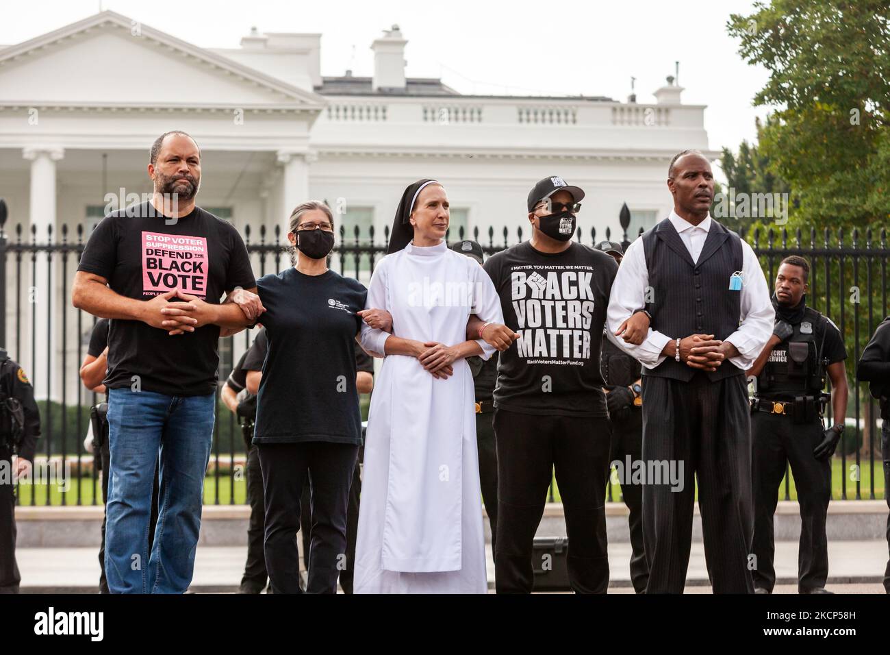 Les militants du droit de vote attendent leur arrestation par le Service secret des États-Unis lors d'une action de désobéissance civile à la Maison Blanche. Ils exigent que l'Administration Biden prenne l'initiative en matière de droit de vote et font pression sur le Congrès pour qu'il vote une législation protégeant le droit de vote. Première rangée, de gauche à droite : Ben jaloux des gens pour la voie américaine, Noelle Damico du cercle des travailleurs, soeur Quincy Howard de la démocratie fidèle, Cliff Albright des électeurs noirs comptent, et le Pasteur Lewis Logan. (Photo d'Allison Bailey/NurPhoto) Banque D'Images Les militants du droit de vote attendent leur arrestation par le Service secret des États-Unis lors d'une action de désobéissance civile à la Maison Blanche. Ils exigent que l'Administration Biden prenne l'initiative en matière de droit de vote et font pression sur le Congrès pour qu'il vote une législation protégeant le droit de vote. Première rangée, de gauche à droite : Ben jaloux des gens pour la voie américaine, Noelle Damico du cercle des travailleurs, soeur Quincy Howard de la démocratie fidèle, Cliff Albright des électeurs noirs comptent, et le Pasteur Lewis Logan. (Photo d'Allison Bailey/NurPhoto) Banque D'Images