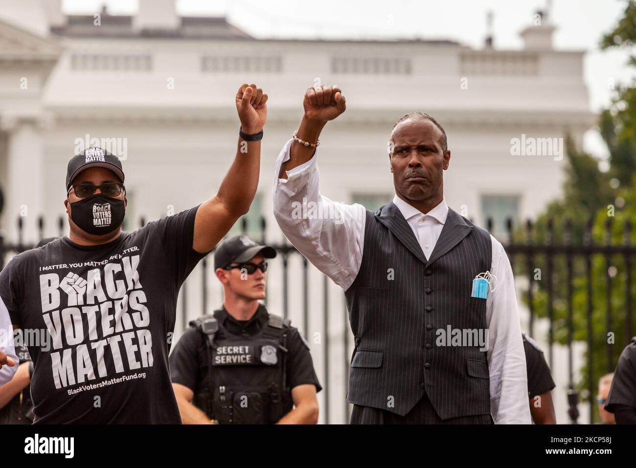 Les électeurs noirs comptent le co-fondateur Cliff Albright et le pasteur Lewis Logan qui élèvent leurs poings en attendant leur arrestation par le Service secret des États-Unis lors d'une action de désobéissance civile pour le droit de vote à la Maison Blanche. Les militants exigent que l'Administration Biden prenne l'initiative en matière de droit de vote et font pression sur le Congrès pour qu'il vote une législation protégeant le droit de vote. (Photo d'Allison Bailey/NurPhoto) Banque D'Images Les électeurs noirs comptent le co-fondateur Cliff Albright et le pasteur Lewis Logan qui élèvent leurs poings en attendant leur arrestation par le Service secret des États-Unis lors d'une action de désobéissance civile pour le droit de vote à la Maison Blanche. Les militants exigent que l'Administration Biden prenne l'initiative en matière de droit de vote et font pression sur le Congrès pour qu'il vote une législation protégeant le droit de vote. (Photo d'Allison Bailey/NurPhoto) Banque D'Images