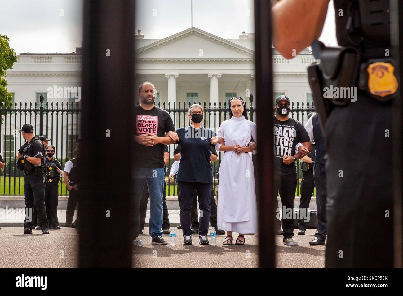 Les militants du droit de vote attendent leur arrestation par le Service secret des États-Unis lors d'une action de désobéissance civile à la Maison Blanche. Ils exigent que l'Administration Biden prenne l'initiative en matière de droit de vote et font pression sur le Congrès pour qu'il vote une législation protégeant le droit de vote. Rangée centrale, de gauche à droite : Ben jaloux des gens pour la voie américaine, Noelle Damico du cercle des travailleurs, sœur Quincy Howard de la démocratie fidèle et Cliff Albright des électeurs noirs comptent. (Photo d'Allison Bailey/NurPhoto) Banque D'Images Les militants du droit de vote attendent leur arrestation par le Service secret des États-Unis lors d'une action de désobéissance civile à la Maison Blanche. Ils exigent que l'Administration Biden prenne l'initiative en matière de droit de vote et font pression sur le Congrès pour qu'il vote une législation protégeant le droit de vote. Rangée centrale, de gauche à droite : Ben jaloux des gens pour la voie américaine, Noelle Damico du cercle des travailleurs, sœur Quincy Howard de la démocratie fidèle et Cliff Albright des électeurs noirs comptent. (Photo d'Allison Bailey/NurPhoto) Banque D'Images