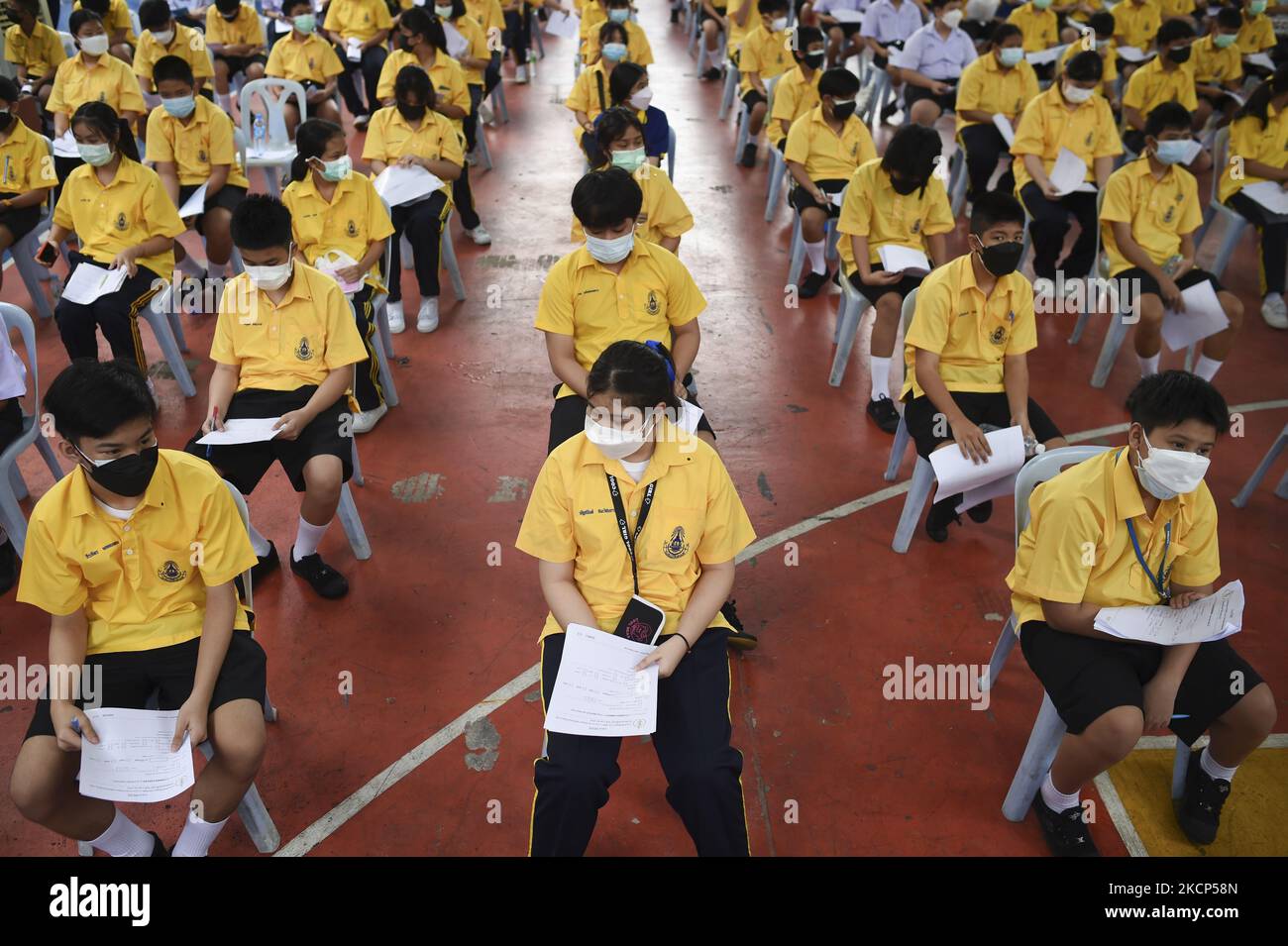 Un étudiant thaïlandais attend d'être administré une dose du vaccin Pfizer pour le coronavirus Covid-19 à l'école Surasak Montree à Bangkok, sur 6 octobre 2021. (Photo par Anusak Laowilas/NurPhoto) Banque D'Images