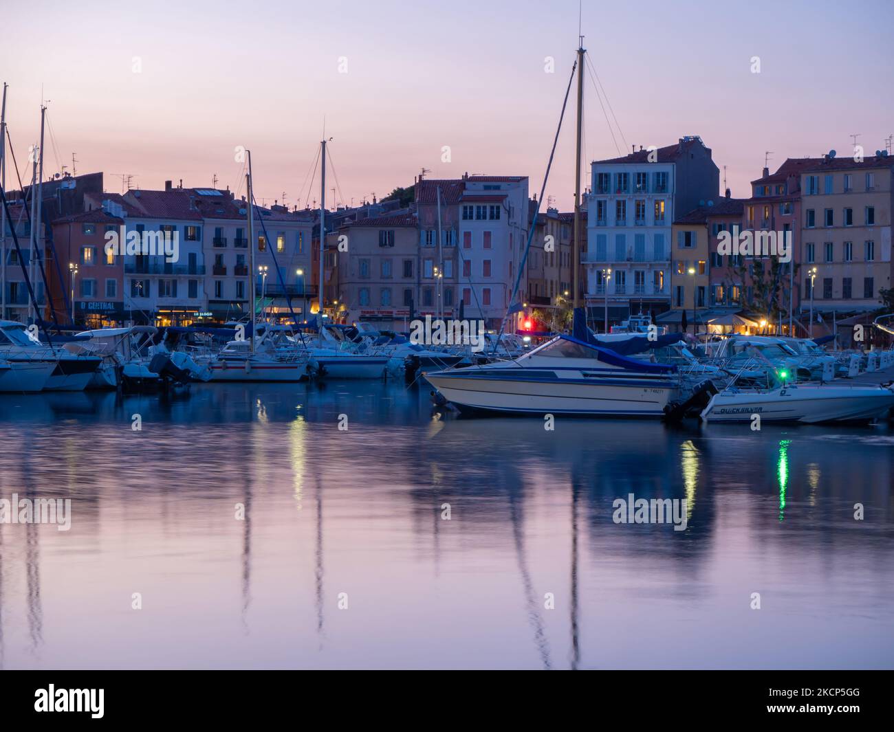 La Ciotat, France - 17 mai 2022: Yachts à voile devant le centre historique dans la soirée Banque D'Images