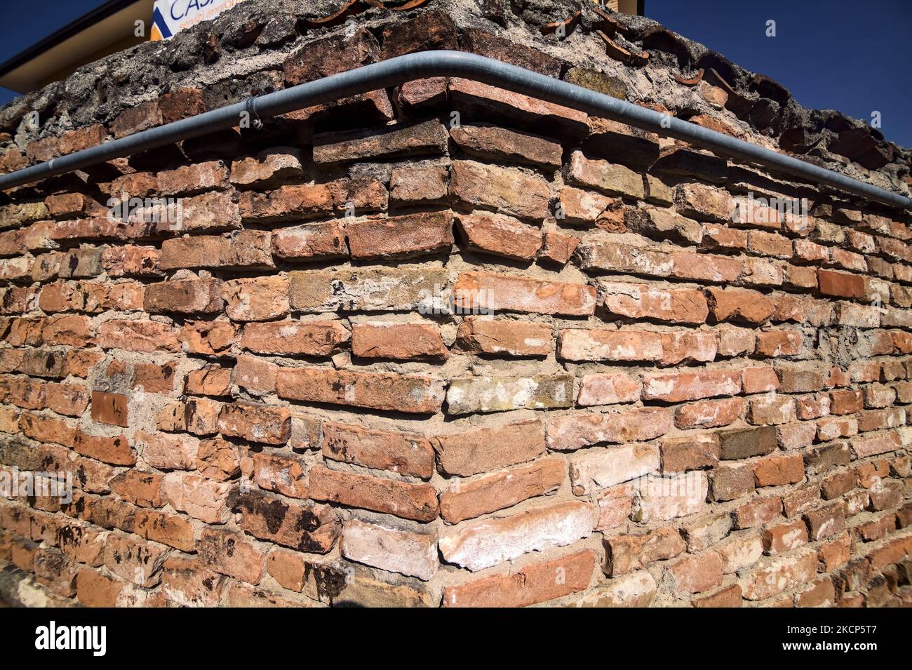 Coin d'un mur de briques avec tuyauterie Banque D'Images