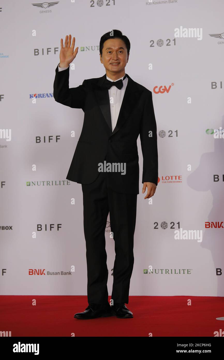 L'acteur Jang Hyun Sung se pose pour la cérémonie d'ouverture du mur de photos lors de l'événement d'ouverture du Festival international du film de Busan 26th au Centre de cinéma de Busan sur 06 octobre 2021, à Busan, en Corée du Sud. (Photo de Seung-il Ryu/NurPhoto) Banque D'Images