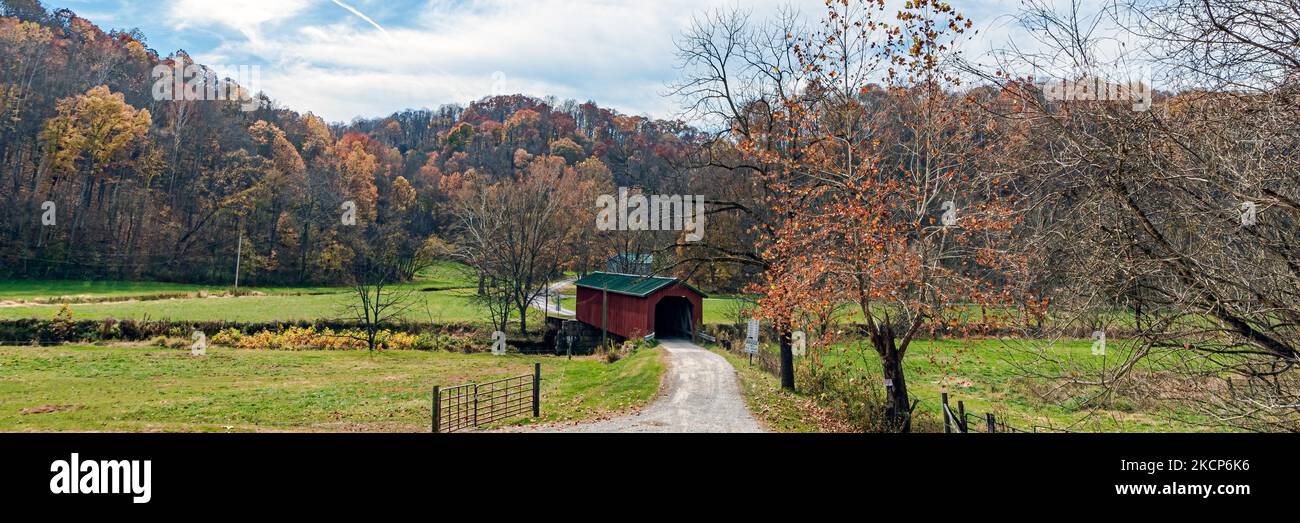 Bannière Web d'un vieux pont couvert en bois dans la campagne Appalachia, un beau jour d'automne. Banque D'Images
