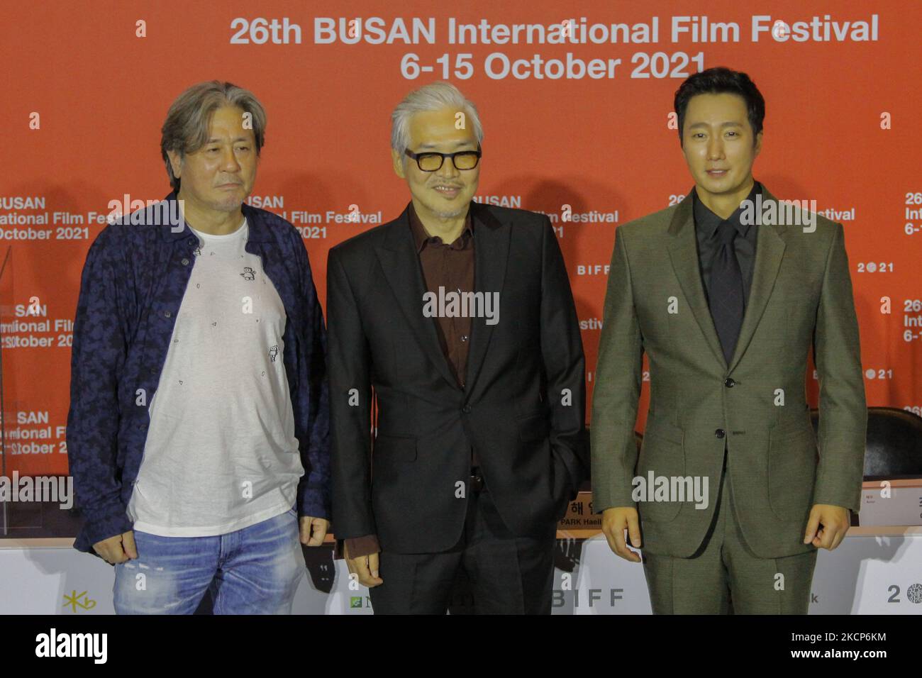 Depuis l'acteur de gauche Choi min sik, le réalisateur im sang su, l'acteur Park Hae il pose pour photocall lors de l'événement cinématographique d'ouverture du Festival international du film de Busan 26th au Centre de cinéma de Busan sur 06 octobre 2021 à Busan, en Corée du Sud. (Photo de Seung-il Ryu/NurPhoto) Banque D'Images