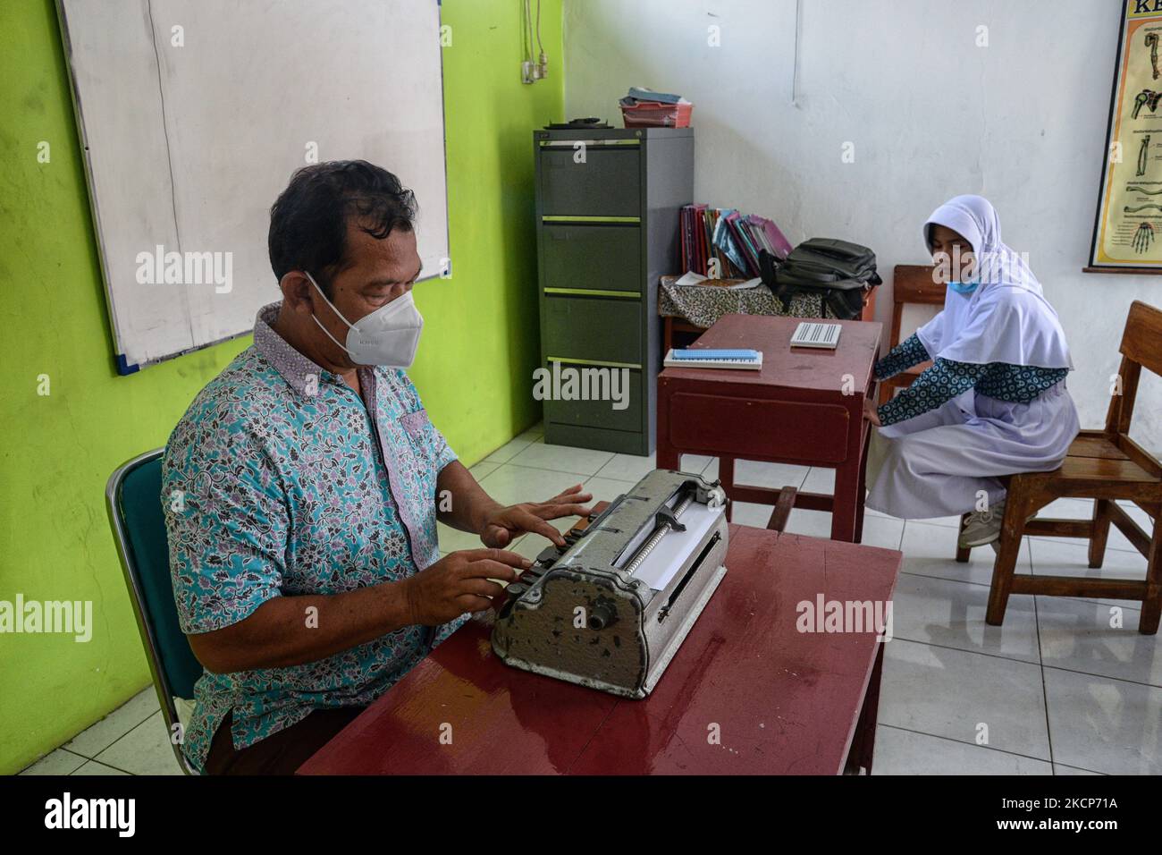 Un enseignant malvoyants utilise une machine à écrire en braille à la SLB ABCD Sejahtera pour les personnes handicapées dans la ville de Bogor, à Java-Ouest, en Indonésie, sur 7 octobre 2021. (Photo par Adriana Adie/NurPhoto) Banque D'Images