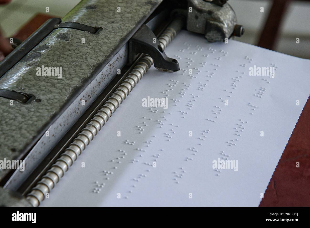 Machine à écrire en braille vue au SLB ABCD Sejahtera pour personnes handicapées à Bogor City, Java-Ouest, Indonésie, on 7 octobre 2021. (Photo par Adriana Adie/NurPhoto) Banque D'Images