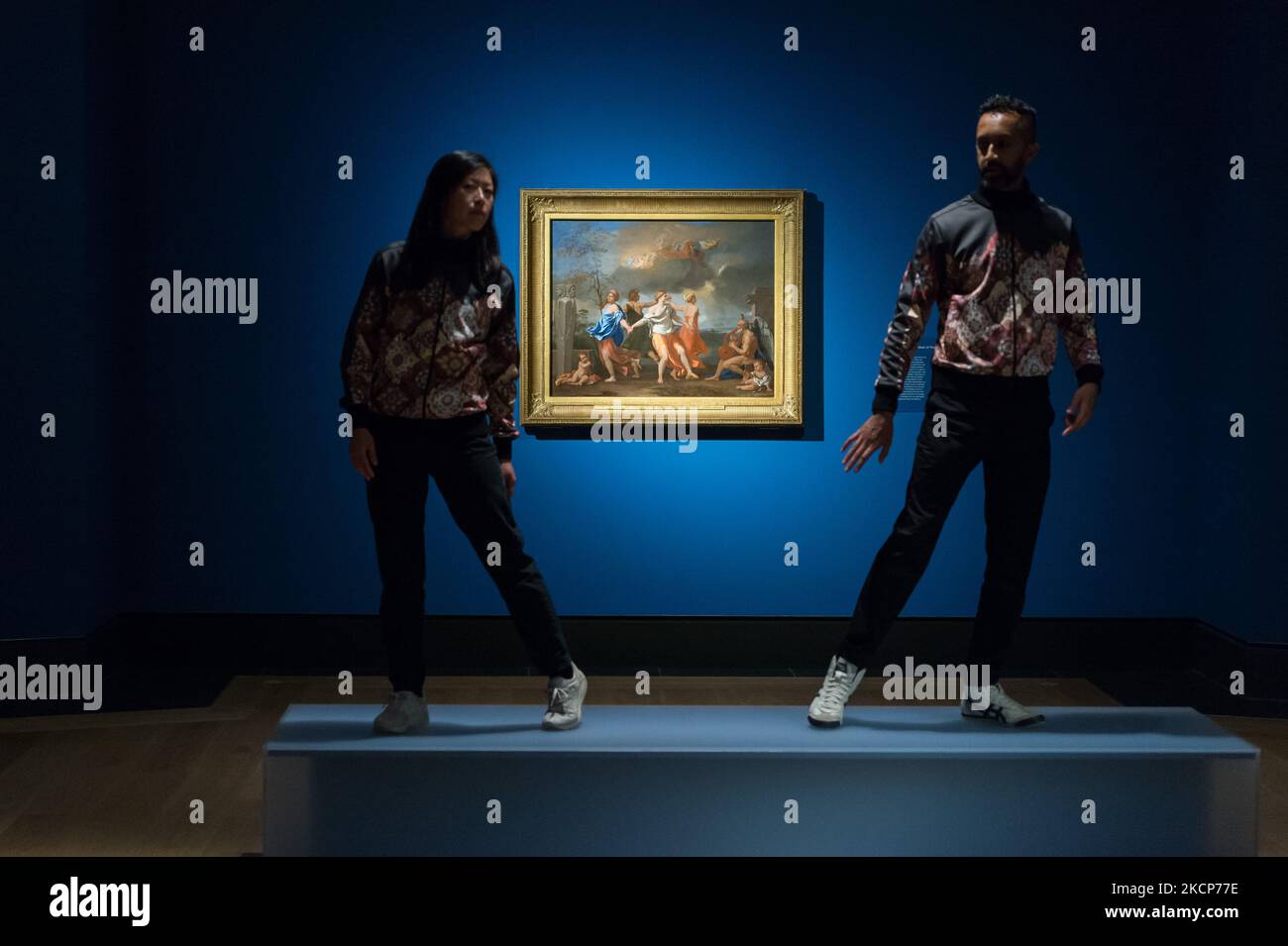 LONDRES, ROYAUME-UNI - le 07 OCTOBRE 2021 : des artistes de la prochaine représentation live de Hetain Patel, « Baa’s Gold 10 », posent devant un tableau intitulé « A Dance to the Music of Time » (c. 1634) par l'artiste français classique Nicolas Poussin (1594–1665) lors d'un point de vue de la presse pour la prochaine exposition « Poussin et la danse » (9 octobre 2021 – 2 janvier 2022) à la Galerie nationale, sur 07 octobre 2021, à Londres, en Angleterre. (Photo de Wiktor Szymanowicz/NurPhoto) Banque D'Images