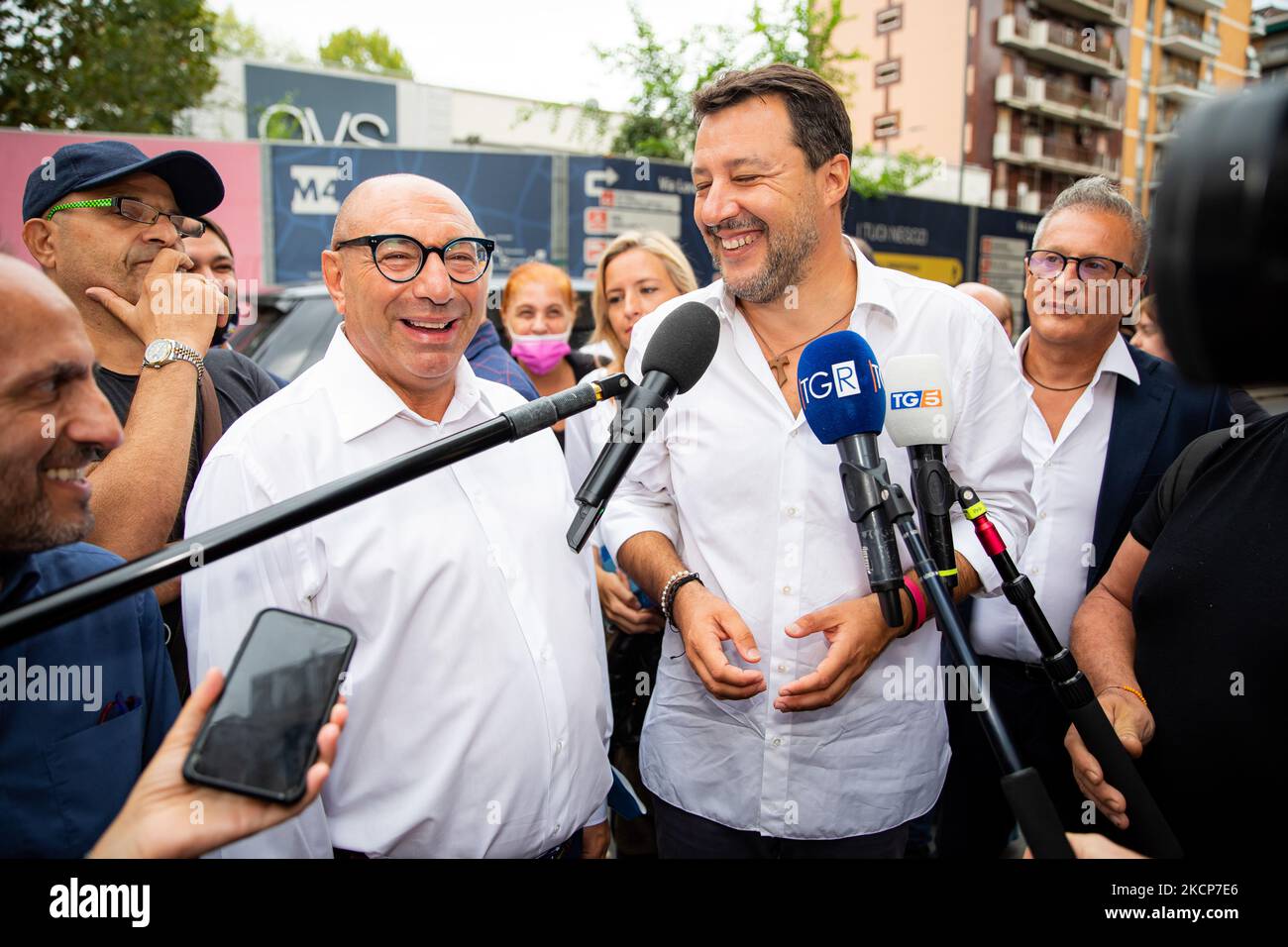 Le chef du parti politique Lega Matteo Salvini et le candidat maire Luca  Bernardo rencontrent des résidents sur le marché de via Vespri Siciliani à  15 septembre 2021, à Milan, en Italie. (