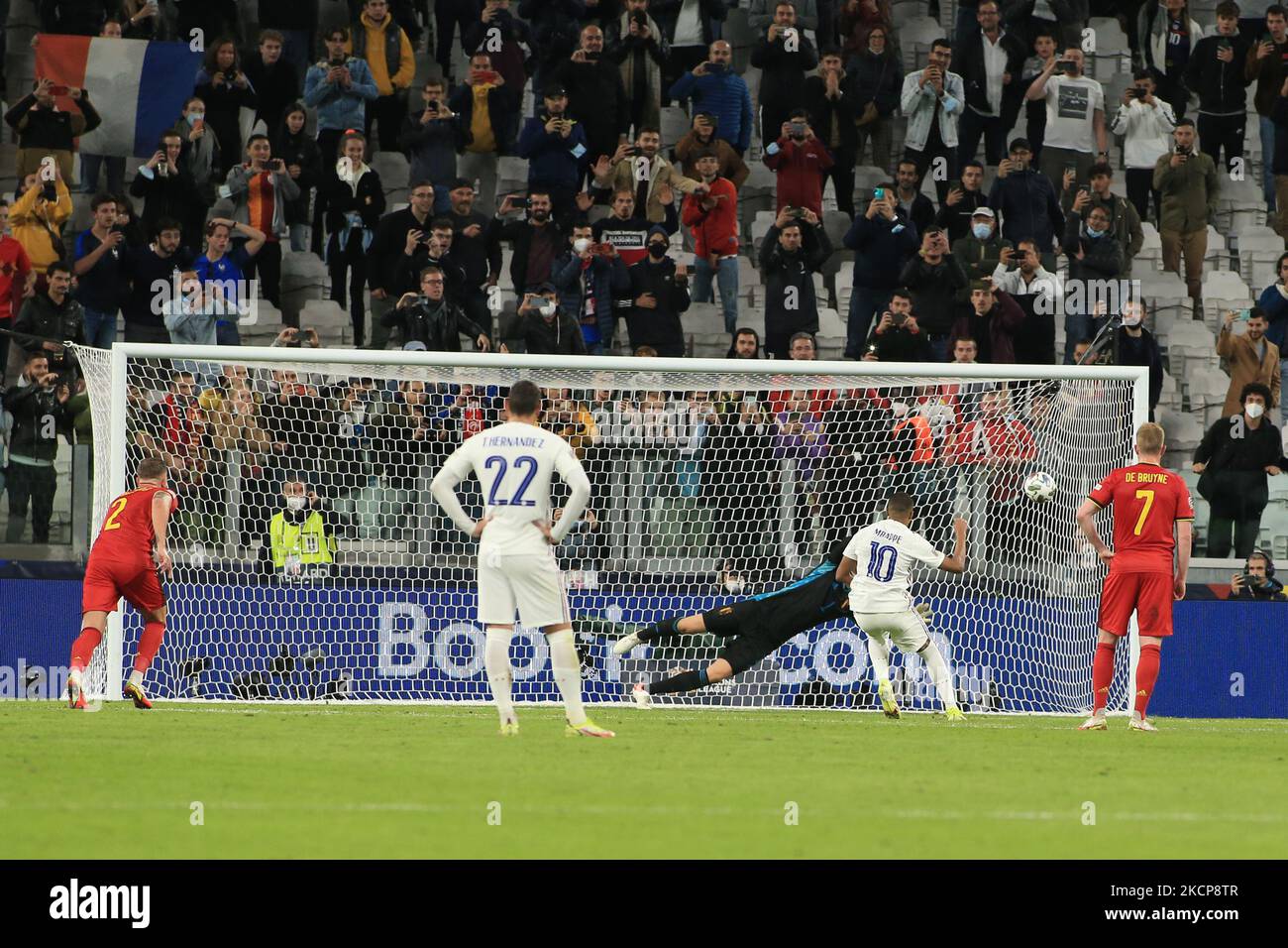 Kylian Mbappe (France) marque la pénalité lors des matchs de football de la Ligue des Nations de l'UEFA - Belgique contre France sur 07 octobre 2021 au stade Allianz de Turin, Italie (photo de Claudio Benedetto/LiveMedia/NurPhoto) Banque D'Images