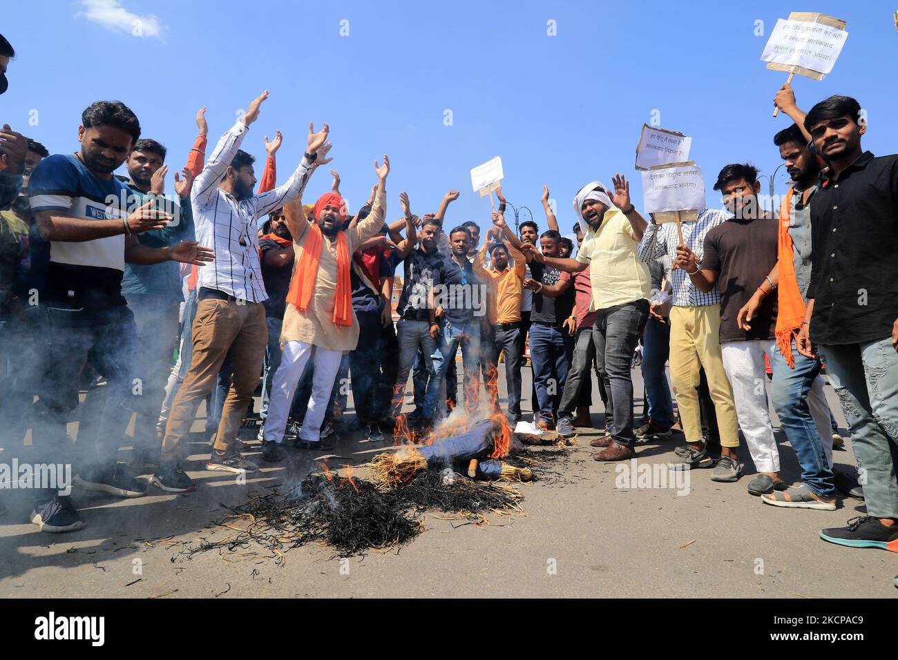 Les militants de Bajrang Dal brûlent une effigie du Pakistan et des terroristes après que des militants aient attaqué des familles hindoues et sikhes à J&K, à Badi Chupar à Jaipur, Rajasthan, Inde, le samedi 9 octobre, 2021. (Photo de Vishal Bhatnagar/NurPhoto) Banque D'Images