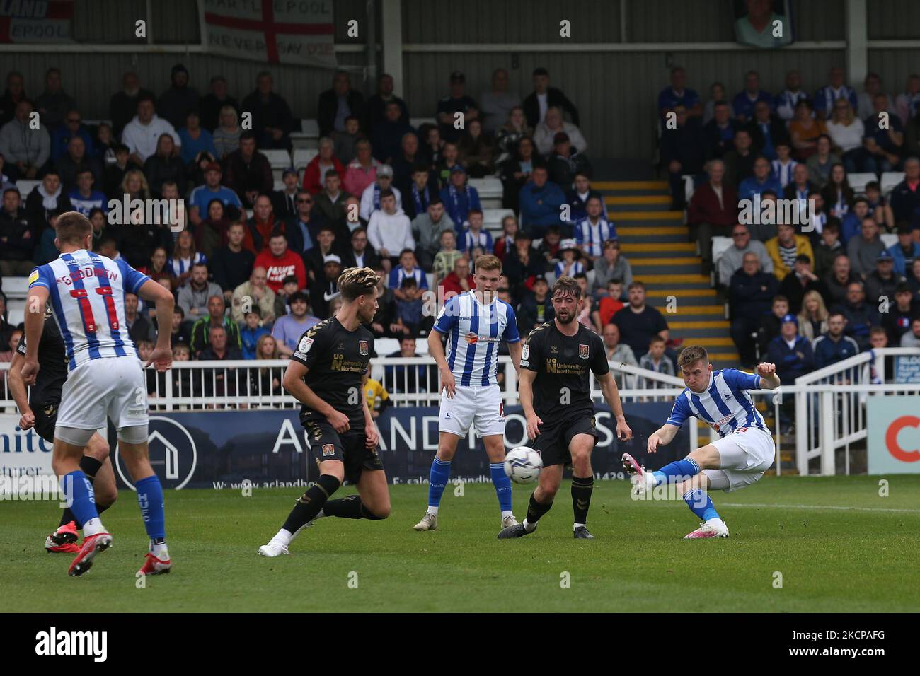 Matty Daly, de Hartlepool United, tire à son but lors du match Sky Bet League 2 entre Hartlepool United et Northampton Town à Victoria Park, Hartlepool, le samedi 9th octobre 2021. (Photo de Mark Fletcher/MI News/NurPhoto) Banque D'Images