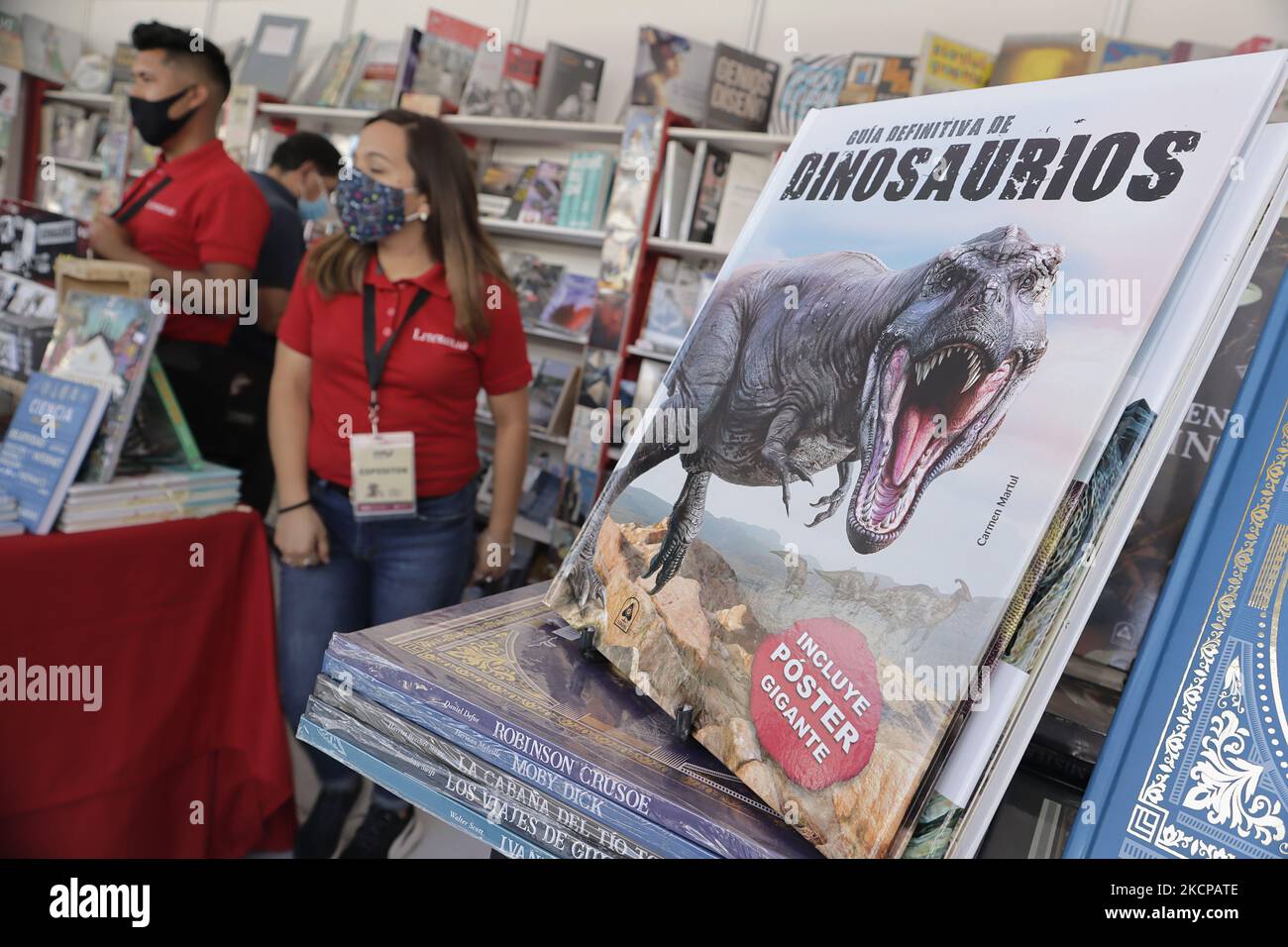 Vente de livres à l'intérieur de la Foire internationale du livre à Mexico, Zócalo, qui comprend des activités et des présentations de livres, des conférences, des concerts, des ateliers, des tables rondes et des expositions gastronomiques pour promouvoir la lecture parmi la population, pendant l'urgence sanitaire de la COVID-19 et le feu de circulation épidémiologique jaune dans la capitale. (Photo de Gerardo Vieyra/NurPhoto) Banque D'Images