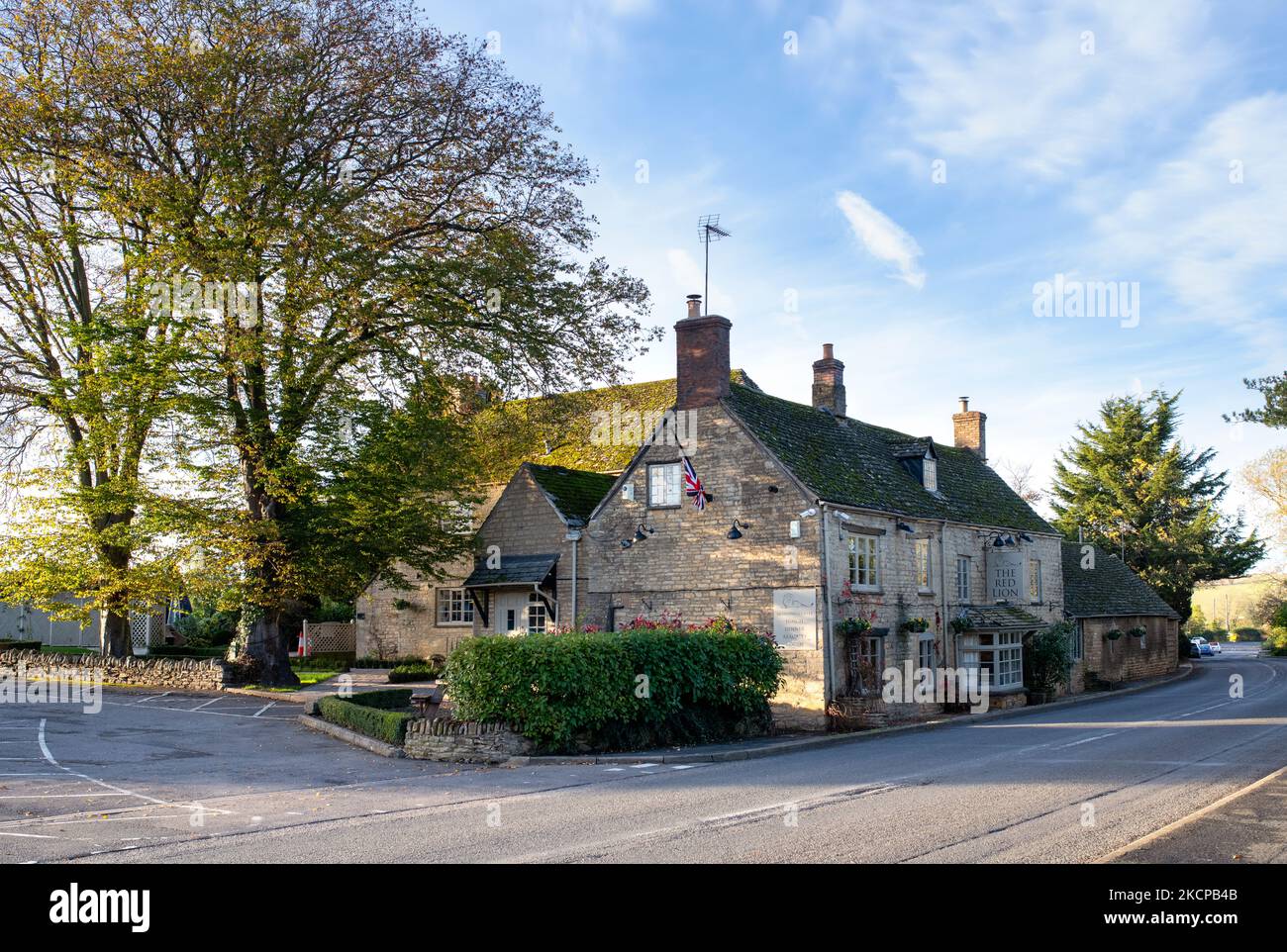 Le pub Red Lion en automne. Long Compton, Warwickshire, Angleterre Banque D'Images