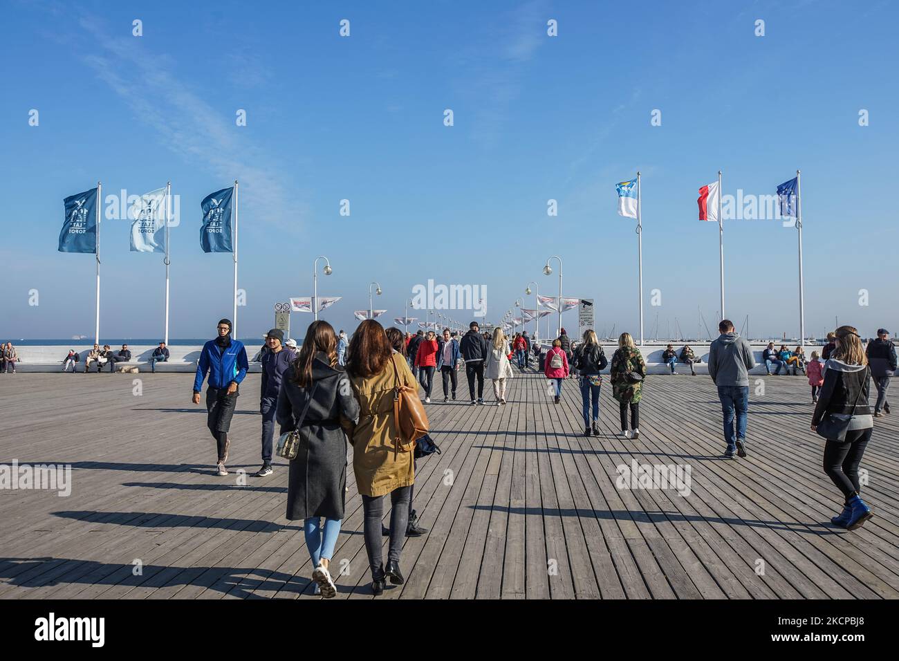 Les gens qui enjoent le temps ensoleillé marchant sur la côte de la mer Baltique et le quai de Sopot sont vus à Sopot, Pologne le 10 octobre 2021 le quai de Sopot (Molo W Sopotie) est vu (photo par Michal Fludra/NurePhoto) Banque D'Images