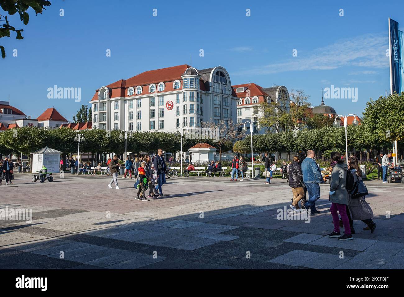 Les gens qui enjoent le temps ensoleillé marchant sur la côte de la mer Baltique et la jetée de Sopot sont vus à Sopot, Pologne le 10 octobre 2021 Hôtel Sheraton est vu (photo par Michal Fludra/NurPhoto) Banque D'Images