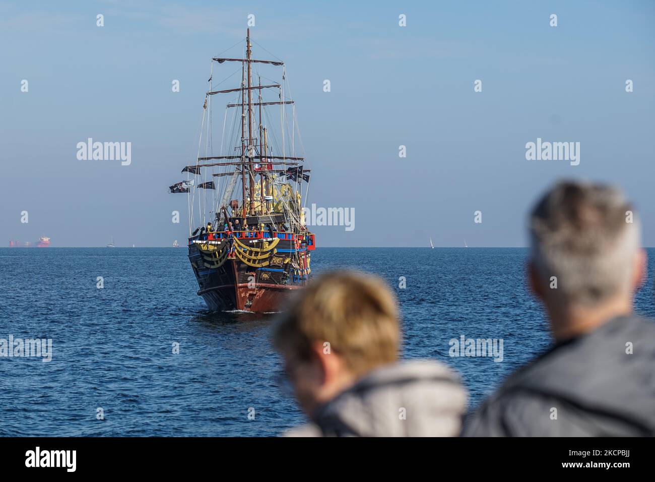 Les gens qui enjoent le temps ensoleillé marchant sur la côte de la mer Baltique et le quai de Sopot sont vus à Sopot, Pologne, le 10 octobre 2021 (photo de Michal Fludra/NurPhoto) Banque D'Images