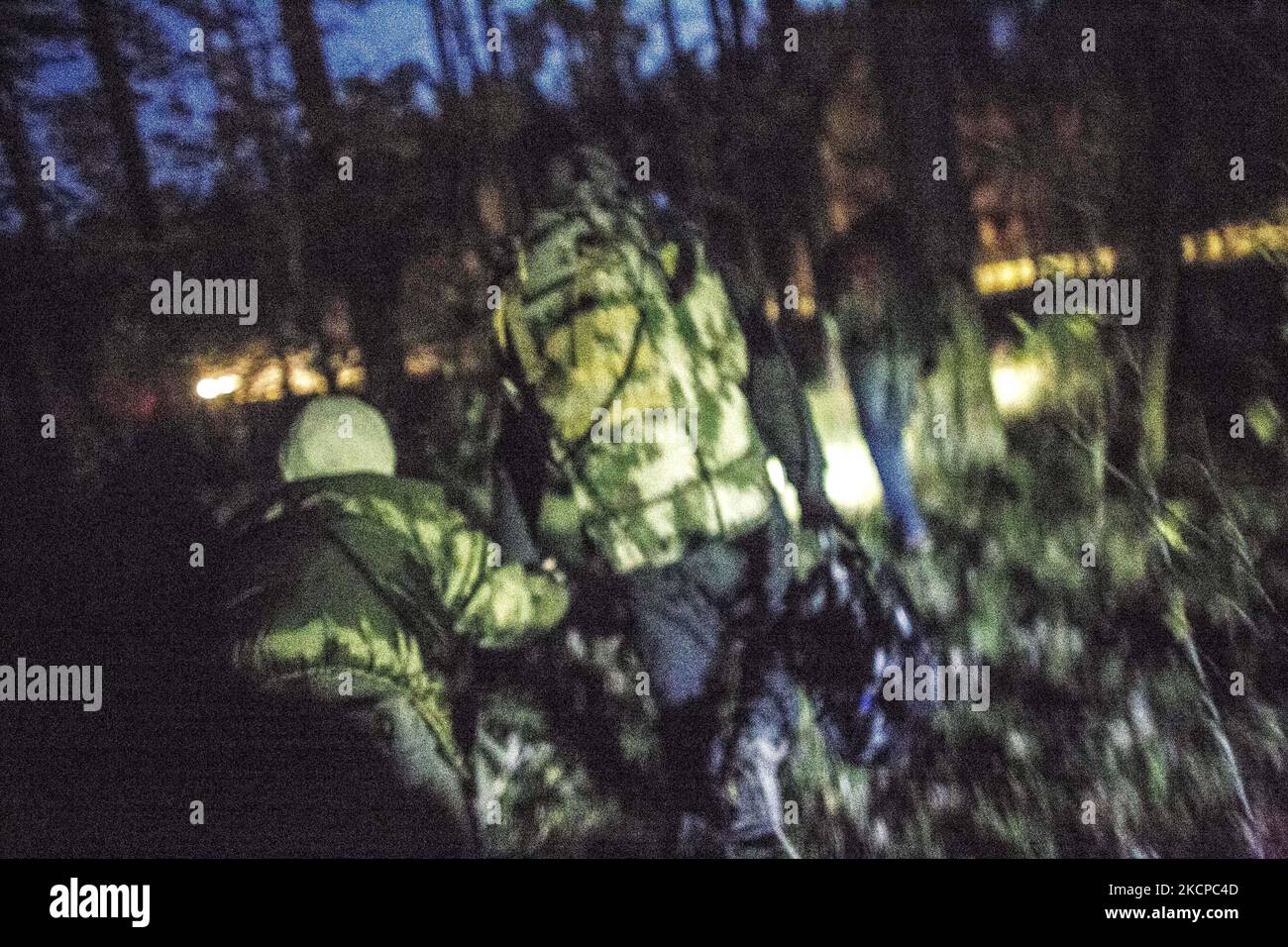 Un groupe d'immigrants illégaux traversent la forêt après avoir traversé la frontière biélorusse près de Michalowo sur 6 octobre 2021. (Photo de Maciej Luczniewski/NurPhoto) Banque D'Images