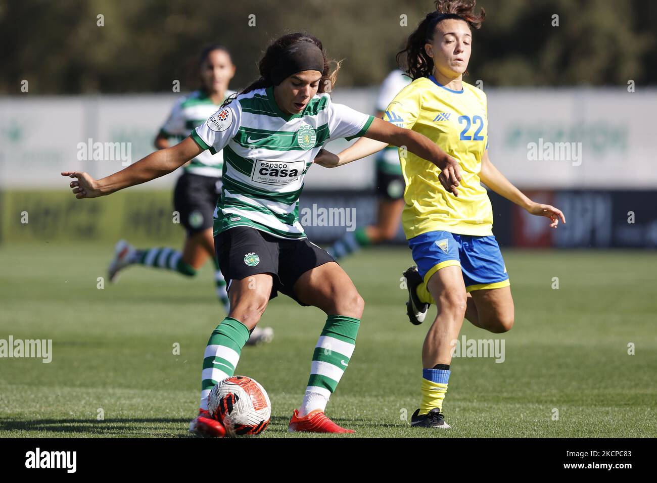 Andreia Jacinto (L) et Carolina Lage (R) se battent pour le ballon pendant le match de la Ligue BPI entre Sporting CP et Estoril Praia, à l'Academia Cristiano Ronaldo, Alcochete, Portugal, 10, octobre, 2021 (photo de João Rico/NurPhoto) Banque D'Images