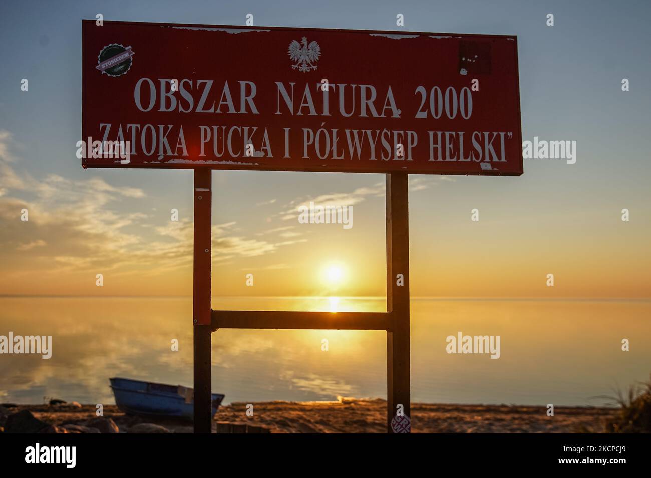 Lever de soleil sur la côte du golfe de Gdansk (mer Baltique) avec Natura 2000 (nature 2000) zatoka Gdanska signe en premier plan est vu à Oslonino, Pologne le 10 octobre 2021 (photo par Michal Fludra/NurPhoto) Banque D'Images