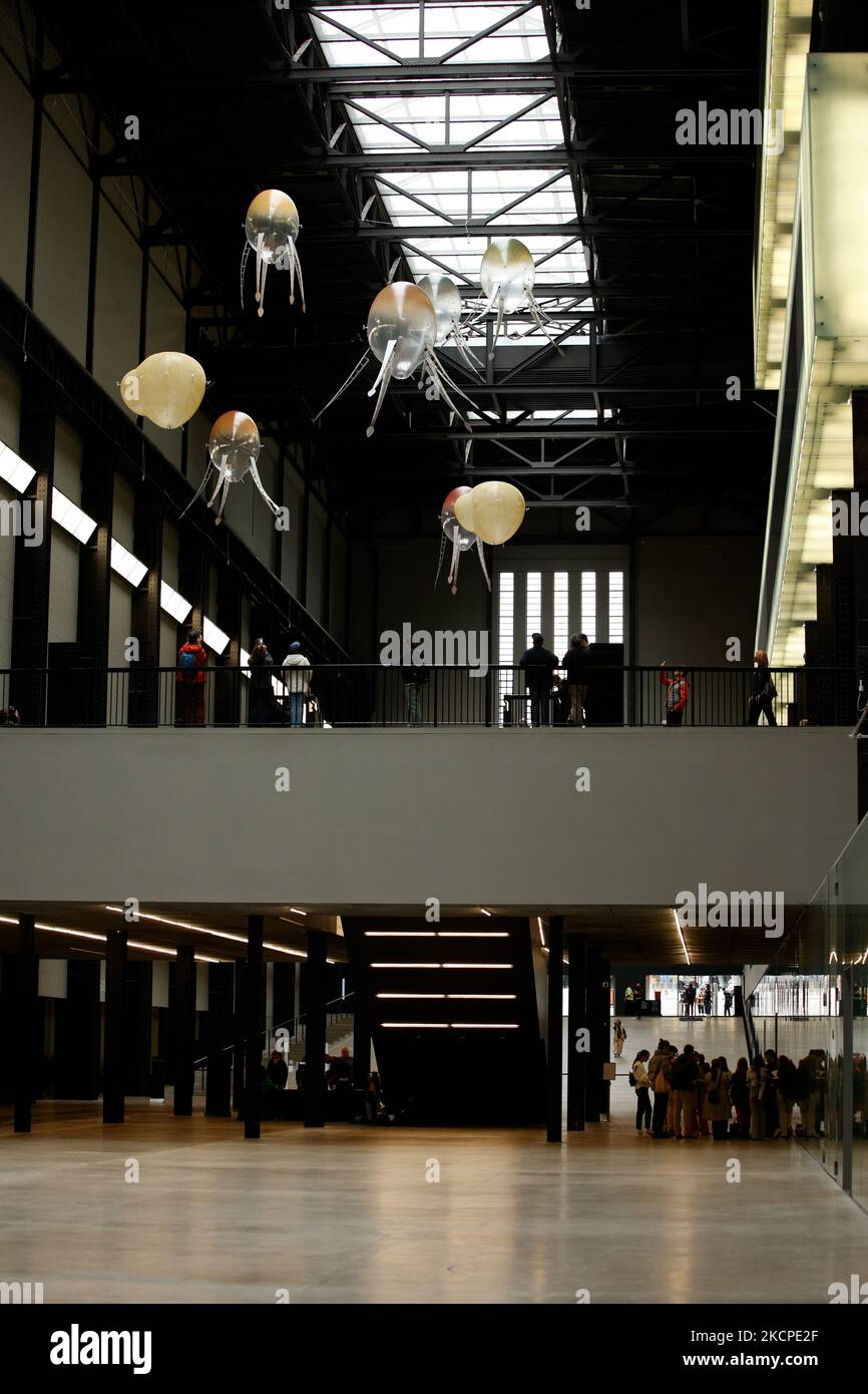 Des « aérobies » propulsés par rotor et remplis d'hélium, formant l'artiste Anicka Yi « amoureux du monde » flottent autour du hall turbine de la galerie d'art moderne Tate lors du dévoilement de l'œuvre, la dernière de la série de la Commission Hyundai, à Londres, en Angleterre, sur 11 octobre 2021. Les machines flottantes sont destinées à « inciter les spectateurs à réfléchir à de nouvelles façons dont les machines pourraient habiter le monde » et à former la sixième commission Hyundai des œuvres annuelles créées par des artistes spécialement pour le turbine Hall. L'installation sera exécutée jusqu'à 16 janvier l'année prochaine. (Photo de David Cliff/NurPhoto) Banque D'Images